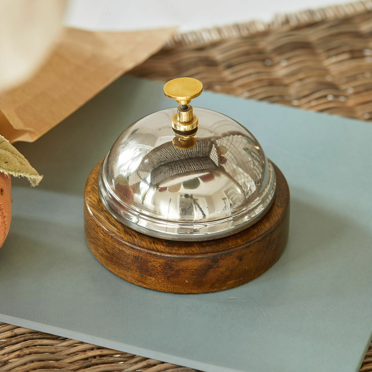 Bel Tiddly Receptiebel met metalen koepel en houten voet, klassiek accessoire voor kantoor of hotel
