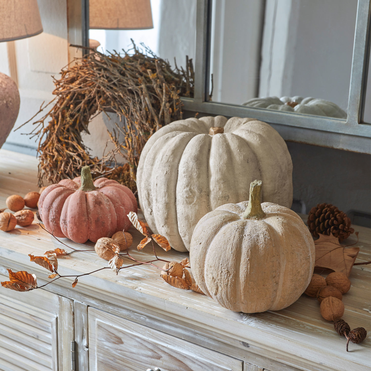 Pompoen set van 3 Pumpkin Decoratieve betonnen pompoenen in beige en roze op houten dressoir met herfstaccessoires