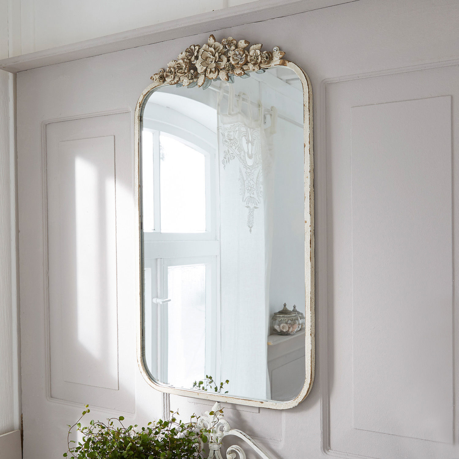 Spiegel Veilleures Decoratieve wandspiegel met witte verweerde lijst en bloemmotief in vintage stijl