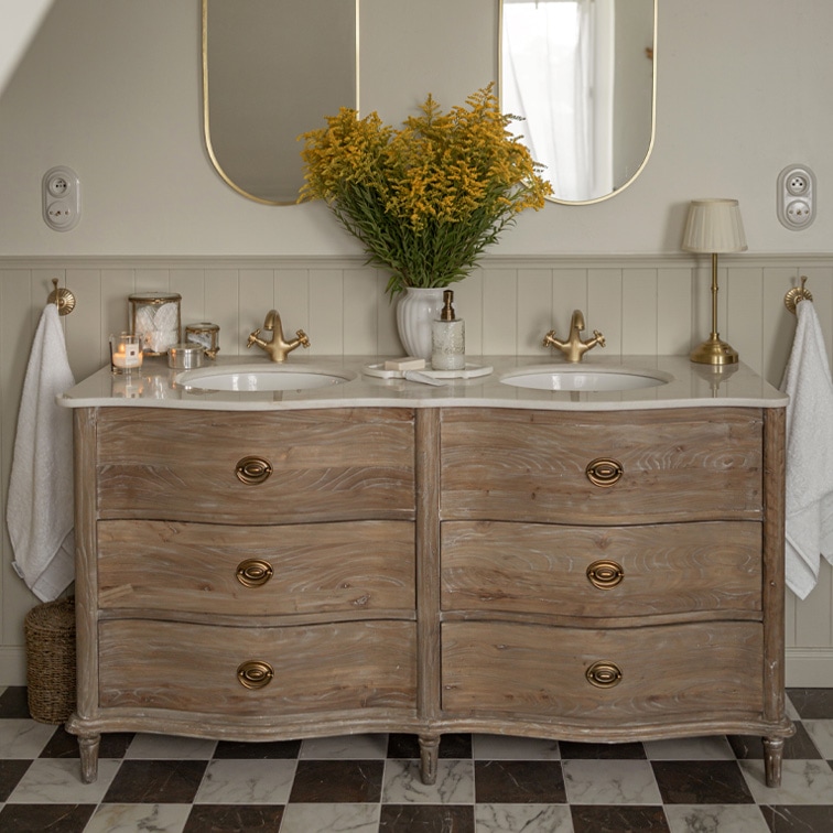Houten badkamermeubel met marmeren blad, dubbele wastafel, gouden kranen en ovale spiegels