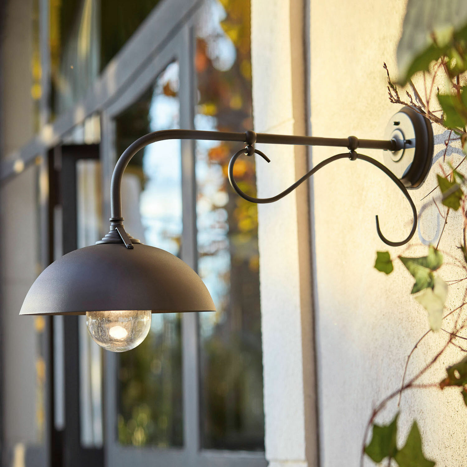 Wandlamp voor buiten Lupia Buitenmuurarmatuur van antraciet metaal met kap en glazen lamp voor tuinverlichting