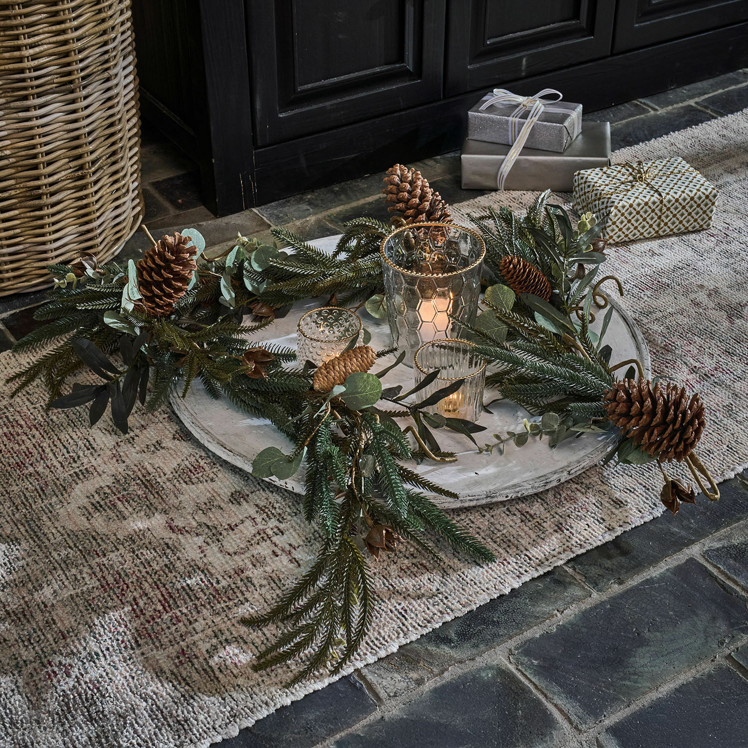 Guirlande Rosella Decoratieve krans met dennenappels en groene takken op lichte schaal met lantaarns en cadeaus