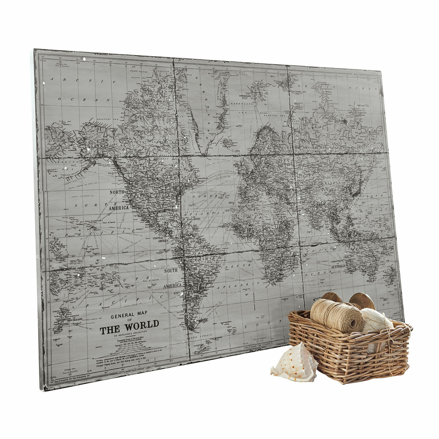 Grijze vintage wereldkaart voor aan de muur met mandje met touwrollen en schelp