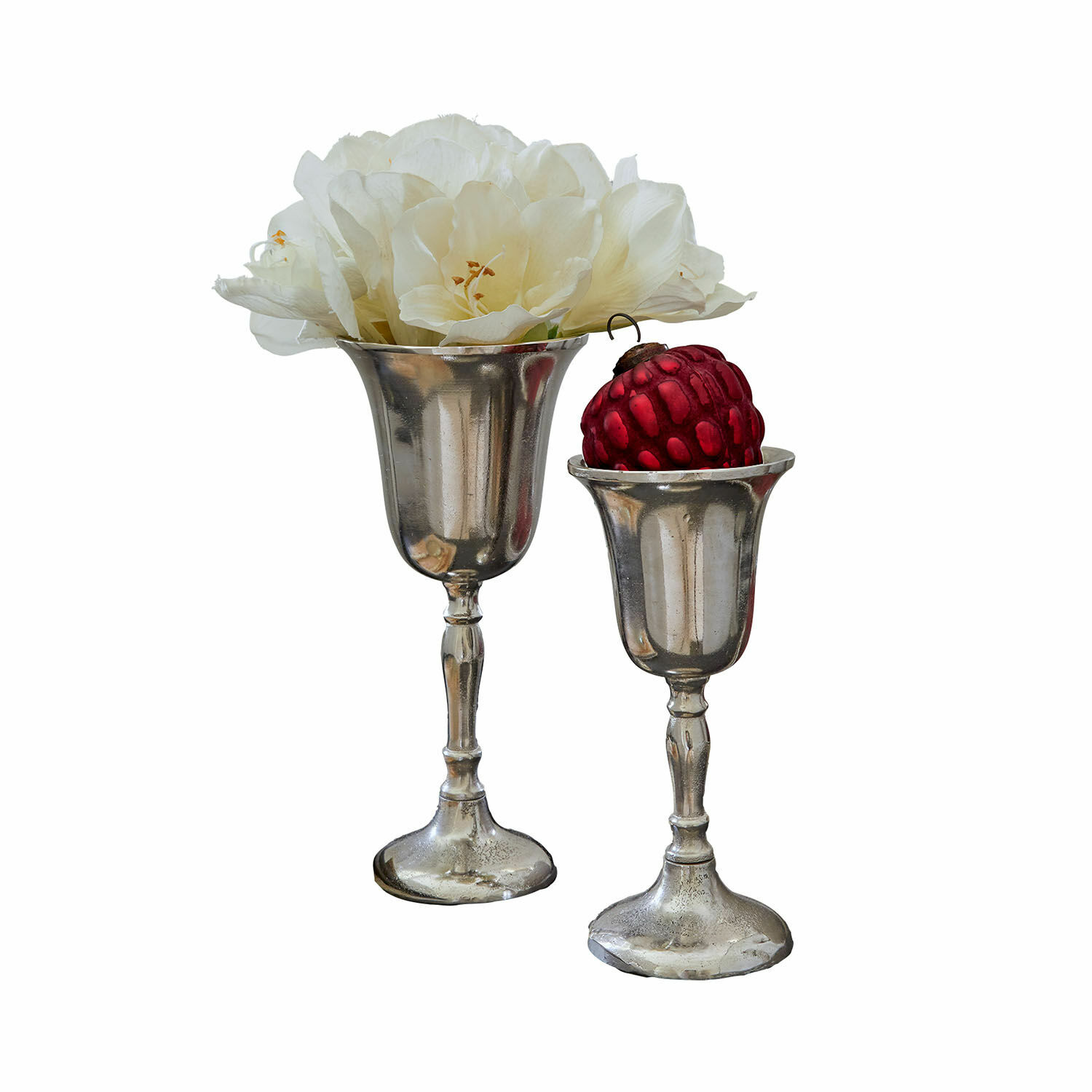 Vaas set van 2 Solérie Twee zilverkleurige metalen kelken met witte bloemen en rode decoratieve appel