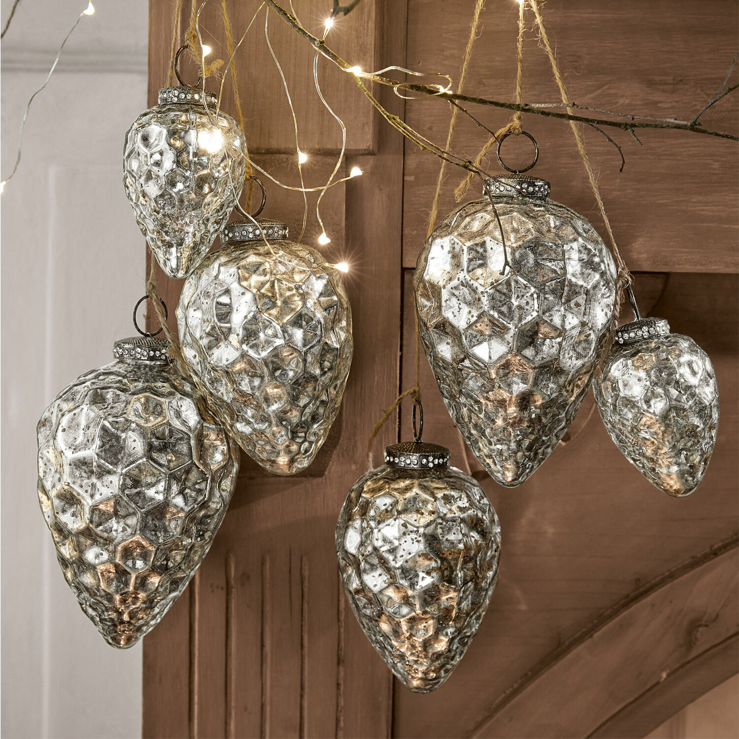 Kerstversiering set van 6 Colin Set van zes zilverkleurige glazen kerstornamenten met honingraatstructuur, feestelijke decoratie