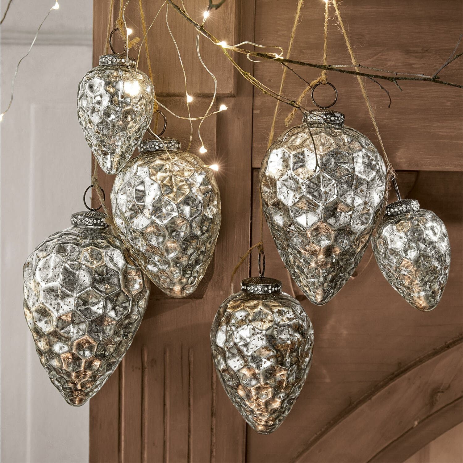 Kerstversiering set van 6 Colin Set van zes zilverkleurige glazen kerstornamenten met honingraatstructuur, feestelijke decoratie
