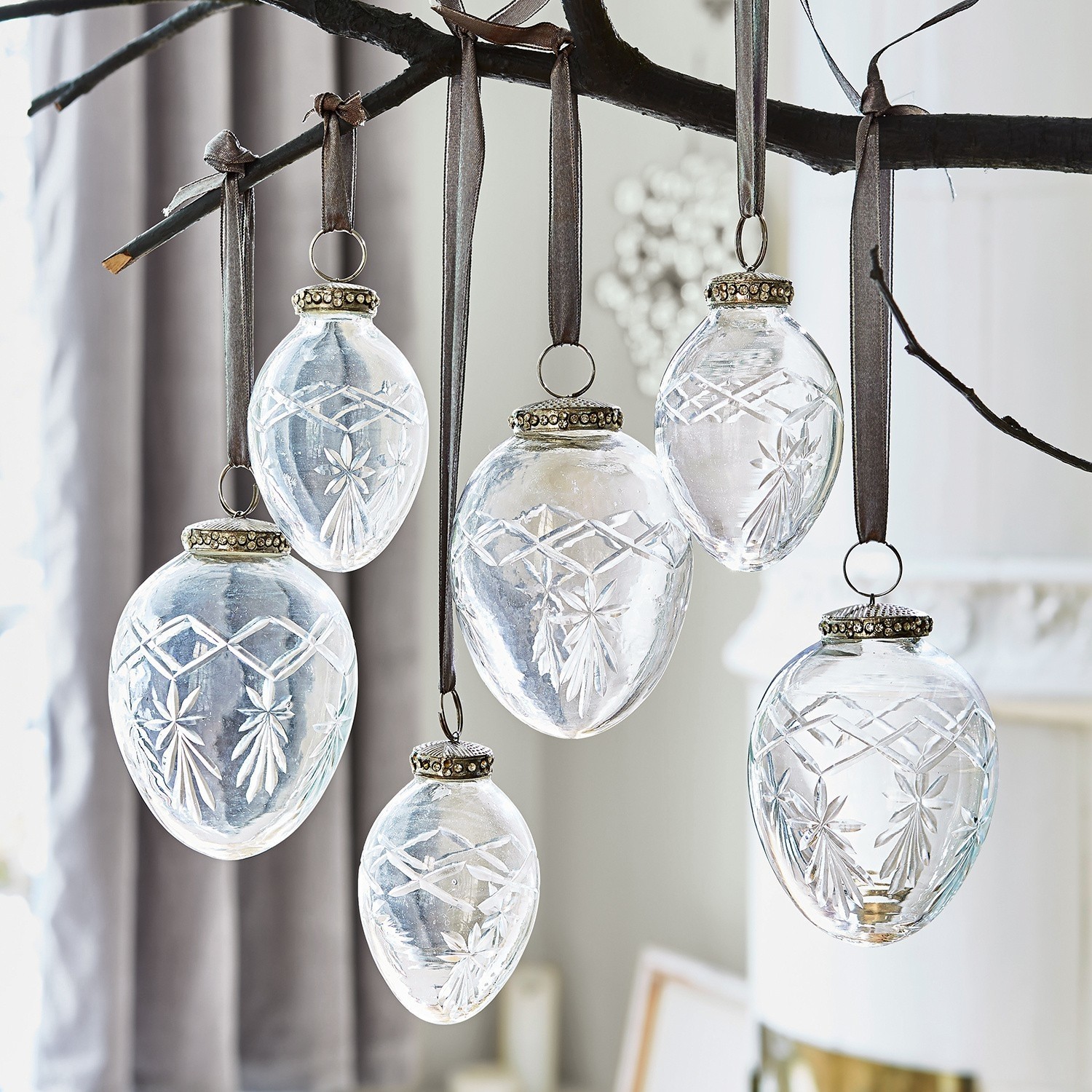 Kerstversiering set van 6 Roncey Transparante glazen hangers met gegraveerd patroon aan bruine linten voor kerstdecoratie