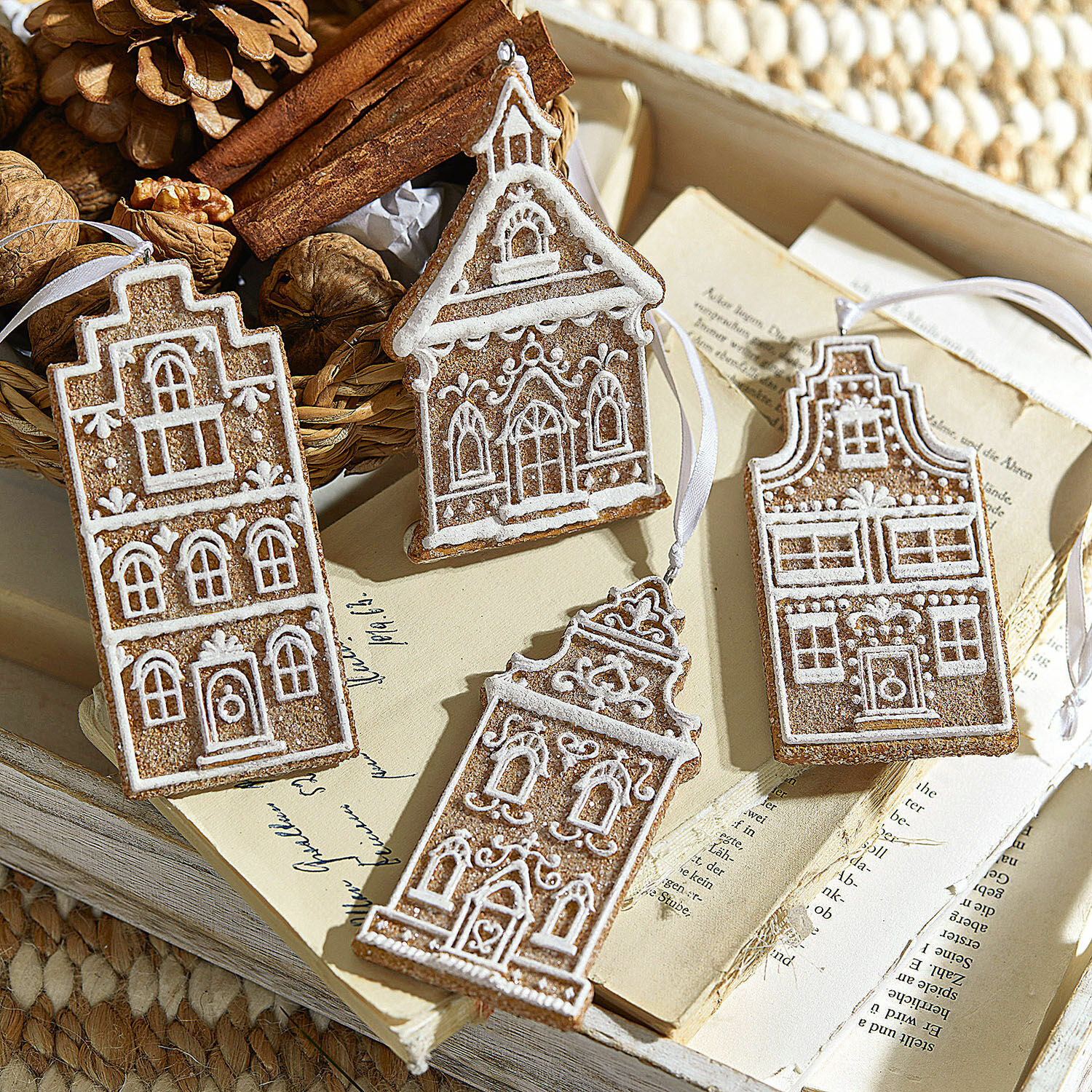 Hanger set van 4 Gabin Decoratieve peperkoekhuisjes met witte glazuur op boeken en noten als achtergrond