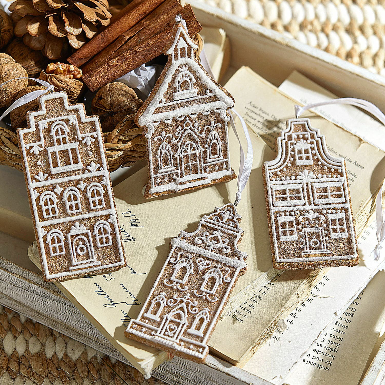 Hanger set van 4 Gabin Decoratieve peperkoekhuisjes met witte glazuur op boeken en noten als achtergrond