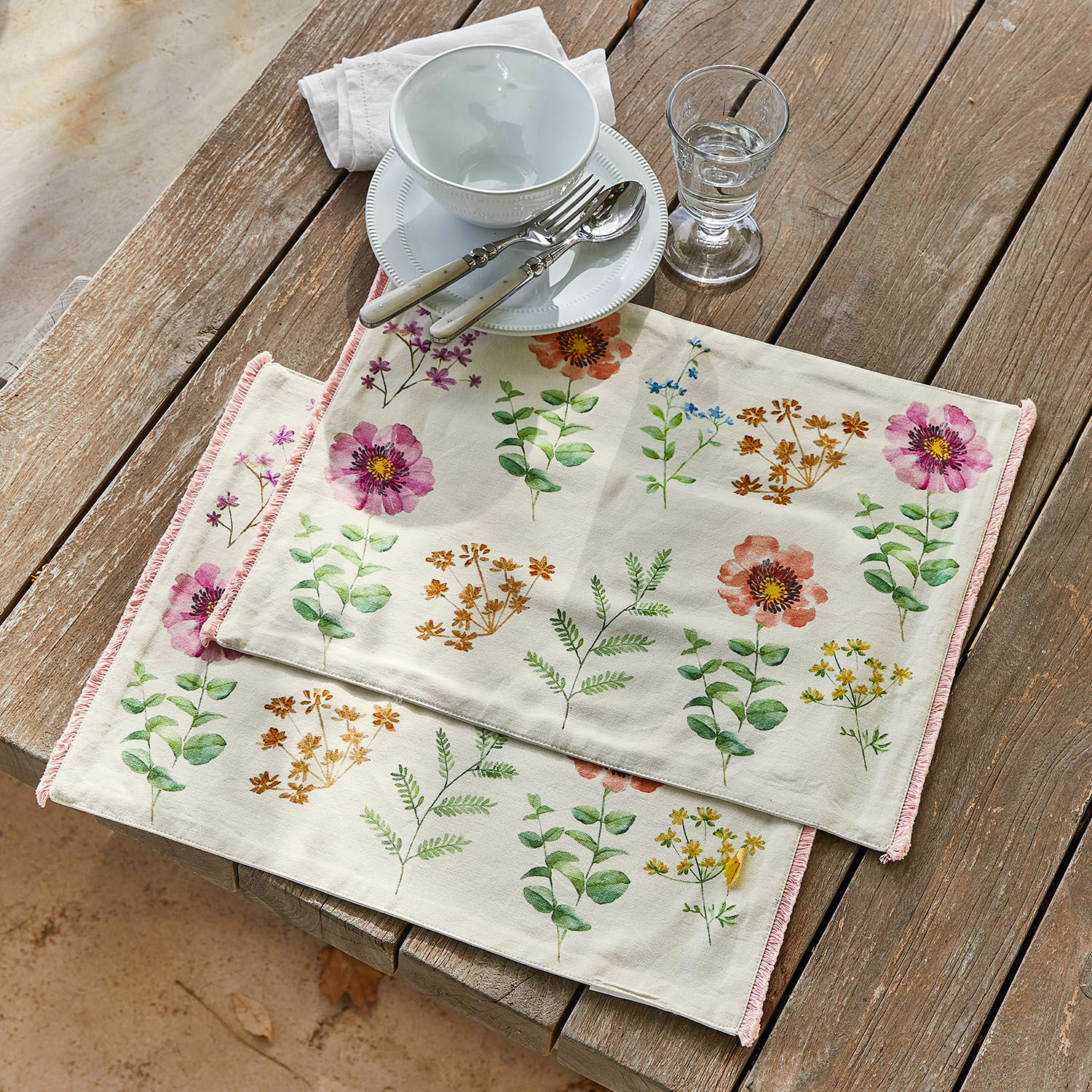 Katoenen placemats met kleurrijke bloemenprint op lichte achtergrond voor tafeldecoratie