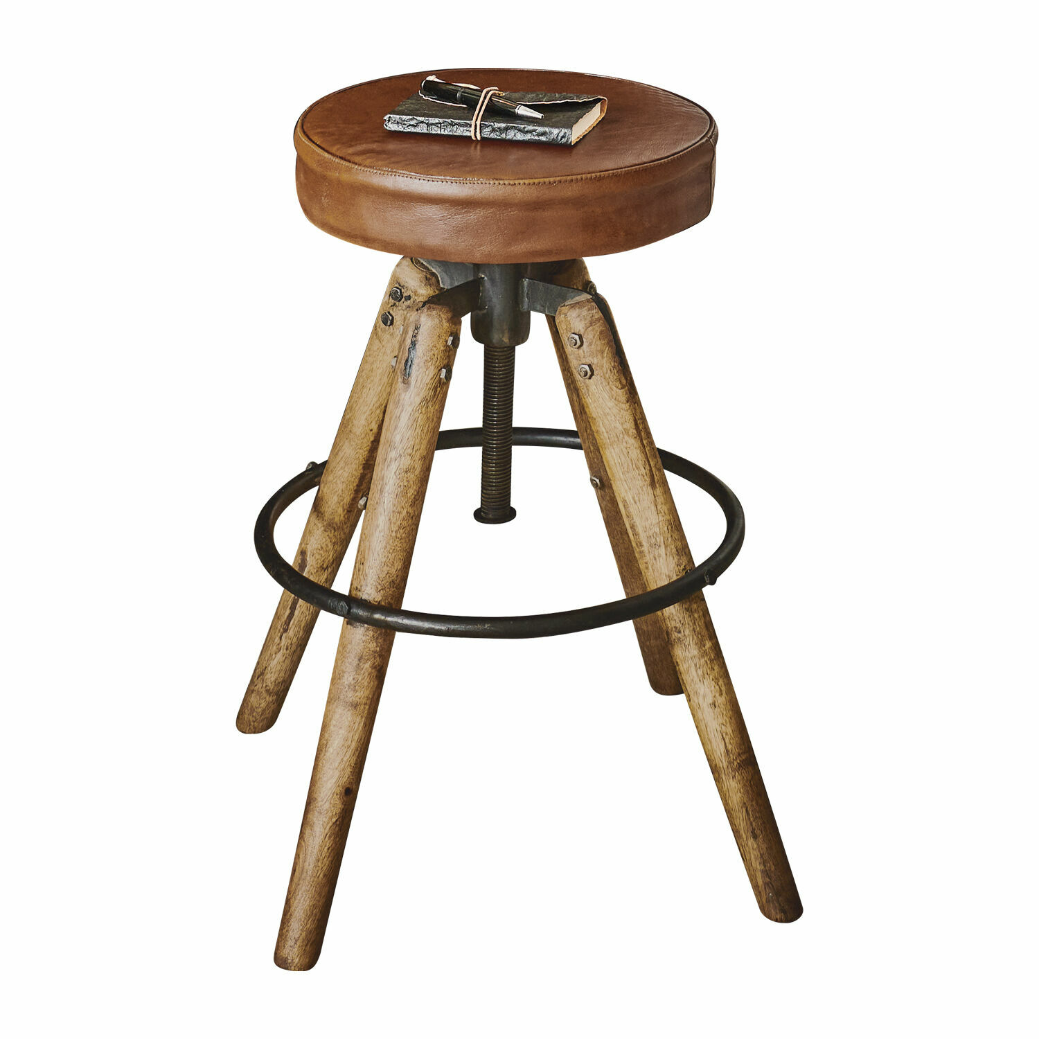 Kruk Twist Barkruk met bruine leren zitting en houten poten met zwarte metalen ring als voetensteun