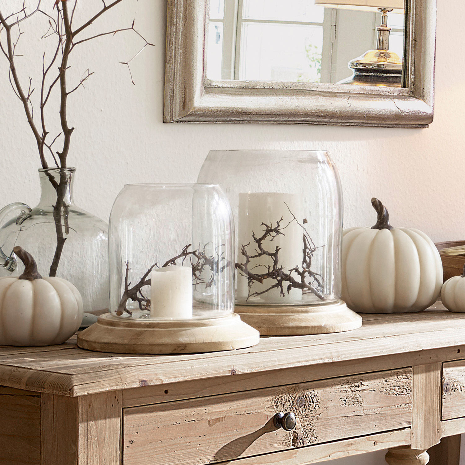 Windlicht set van 2 Bran Decoratieve glazen stolpen op houten voet met witte kaarsen en takken op houten tafel