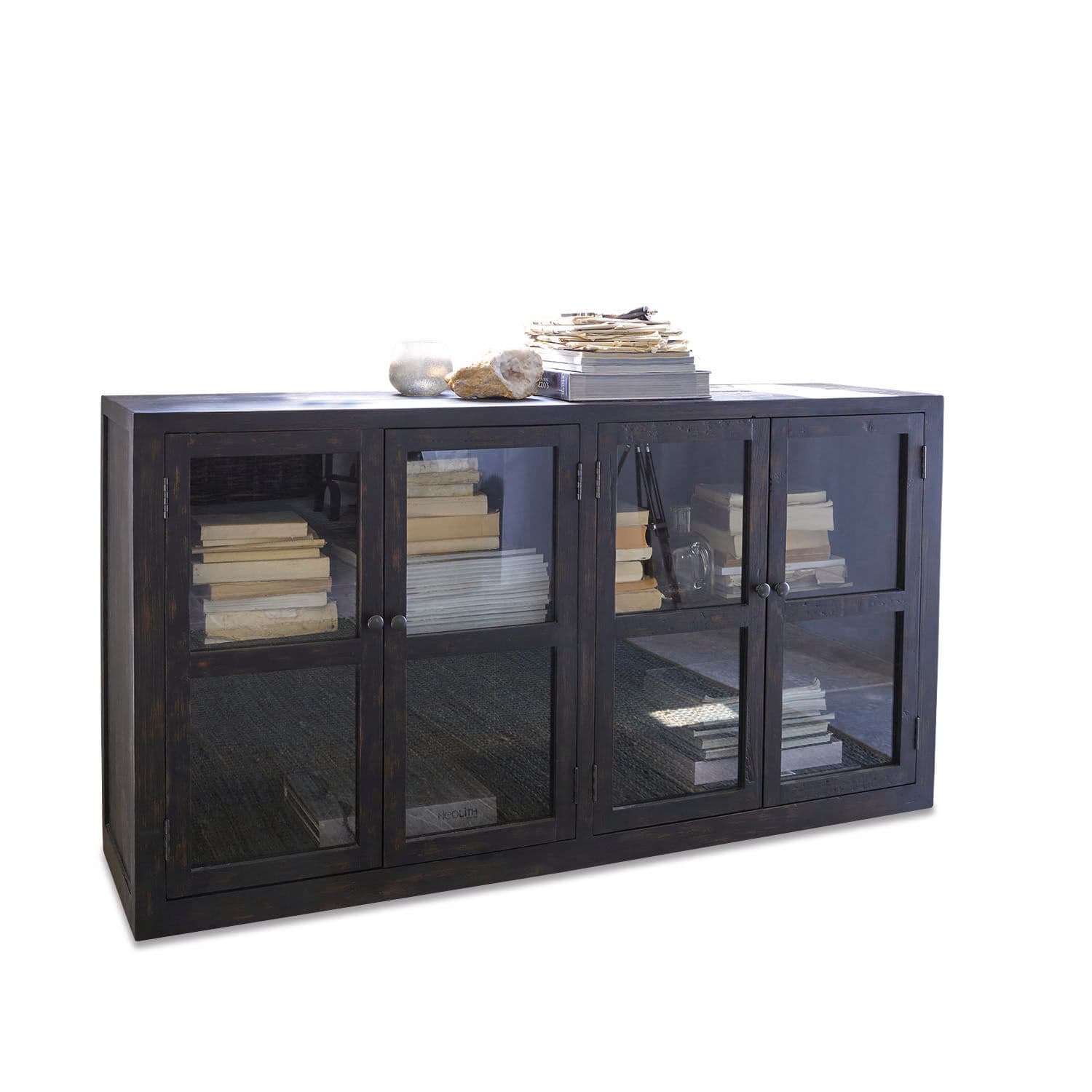 Zwart houten Lumberton dressoir met glazen deuren en decoratieve boeken erop