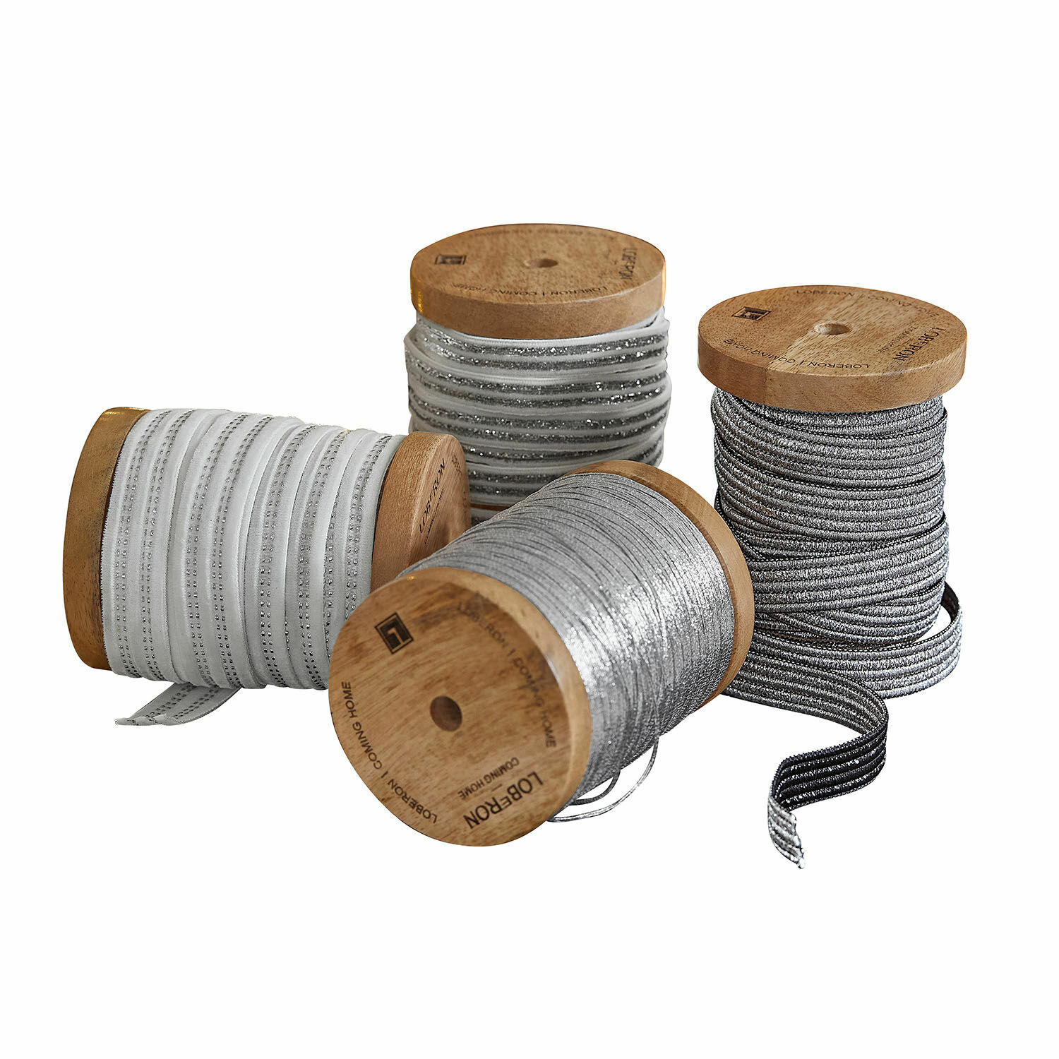 Lint set van 4 Arceno Vier houten spoelen met decoratieve zilver-witte linten voor handwerk