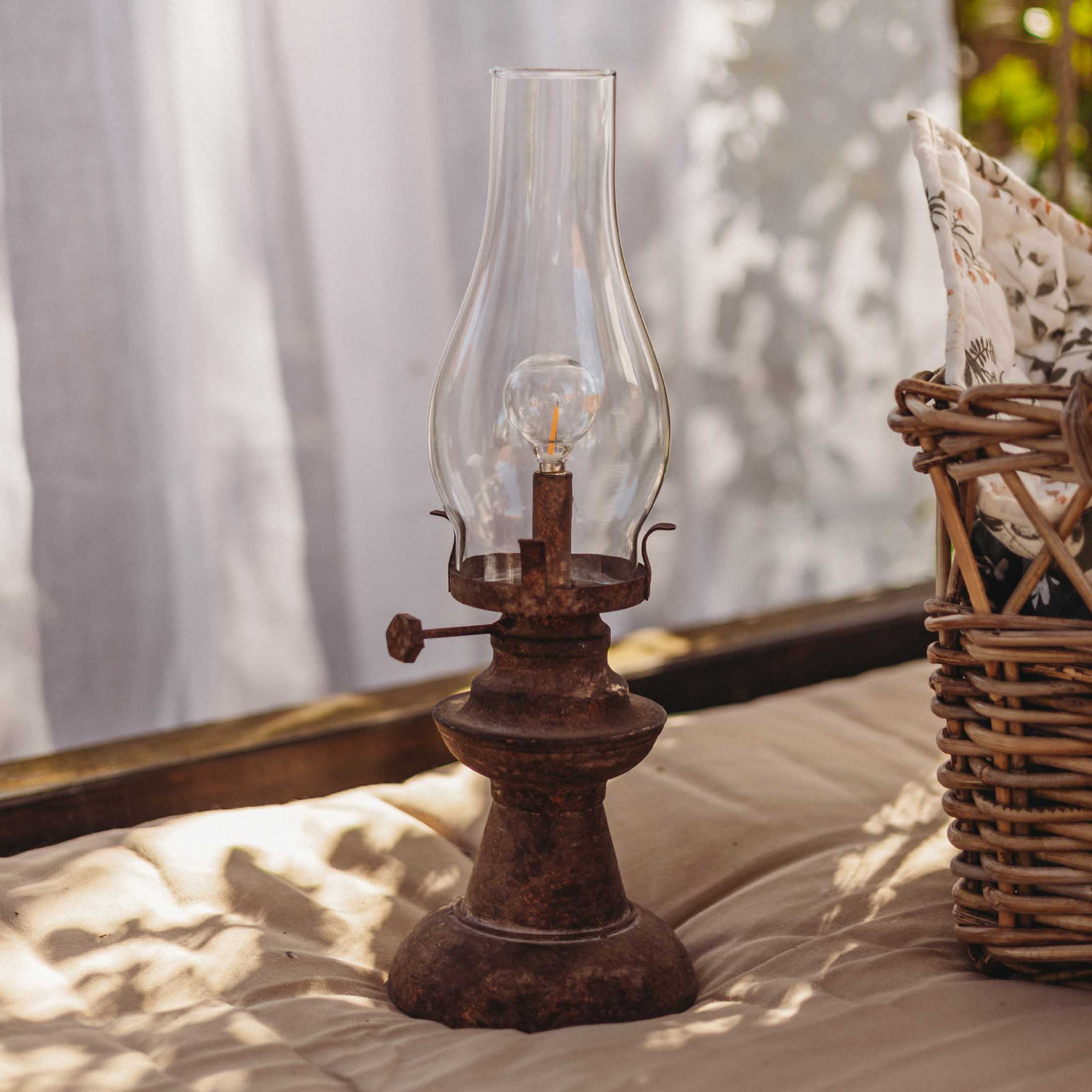 Rustieke metalen olielamp met doorzichtige glazen kap voor interieurdecoratie