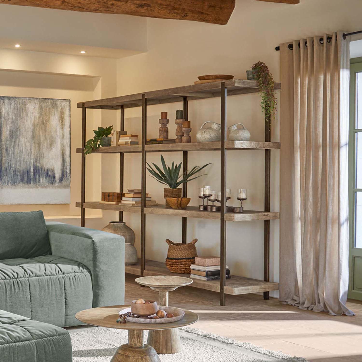 Grote houten plank met metalen frame in natuurlijke kleur, decoraties en planten in woonkamer