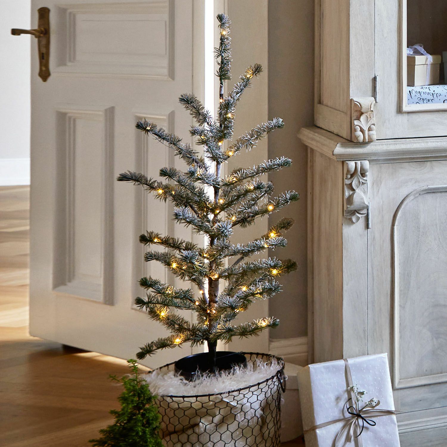 Decoratie boom Lawrence Kleine kunstkerstboom met groene takken en warme LED-lichtjes in decoratieve mand