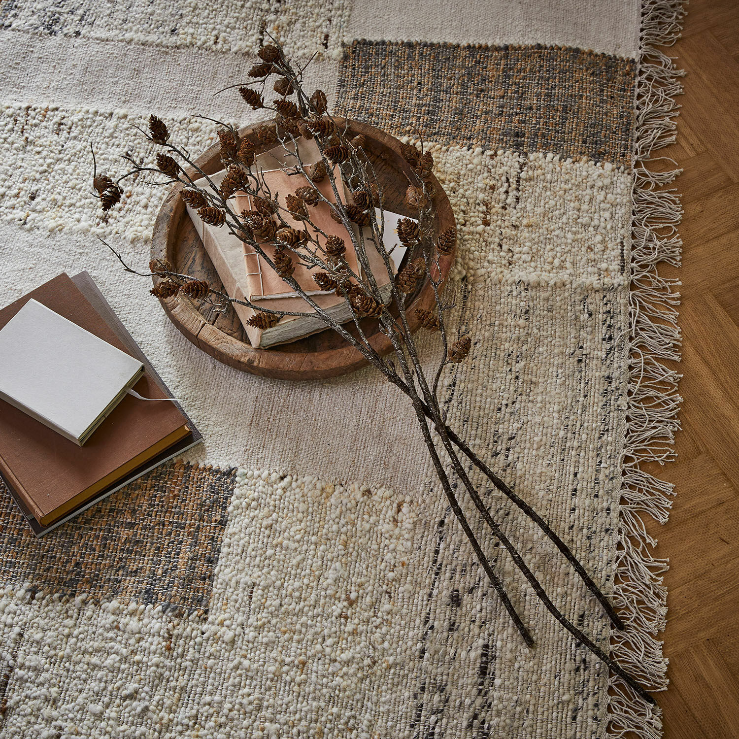 Siertak set van 3 Eisvyn Natuurlijke wollen vloerkleed in beige-bruin met franjes, boeken en decoratieve takken