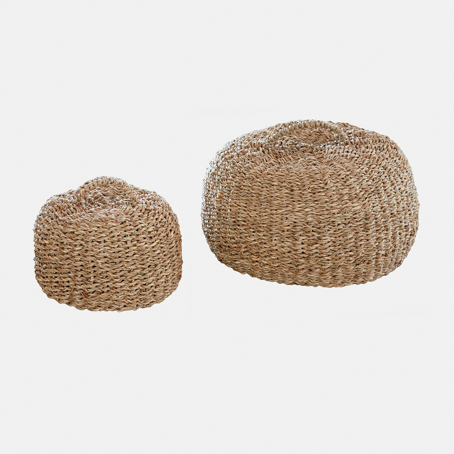 Twee ronde poefs van gevlochten natuurlijke riet in beige voor woonkamer of slaapkamer