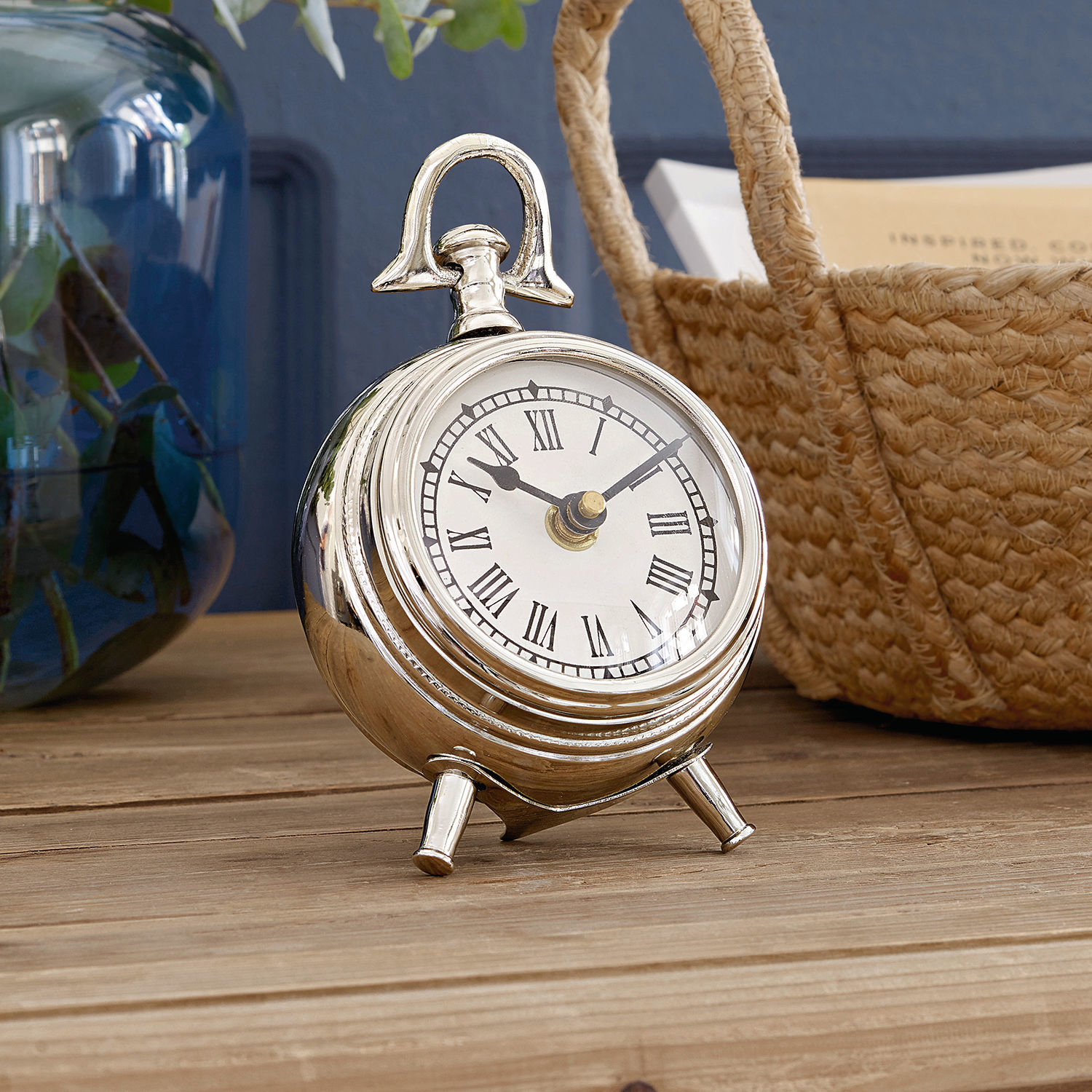 Klok Coraten Zilveren metalen tafelklok met Romeinse cijfers op houten oppervlak, interieurdecoratie