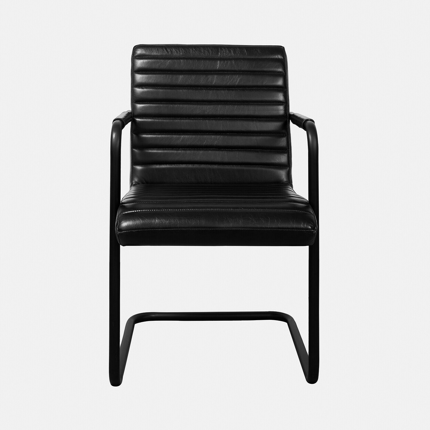 Zwarte stoel van doorgestikt leer met metalen frame, modern design voor woonkamer of kantoor