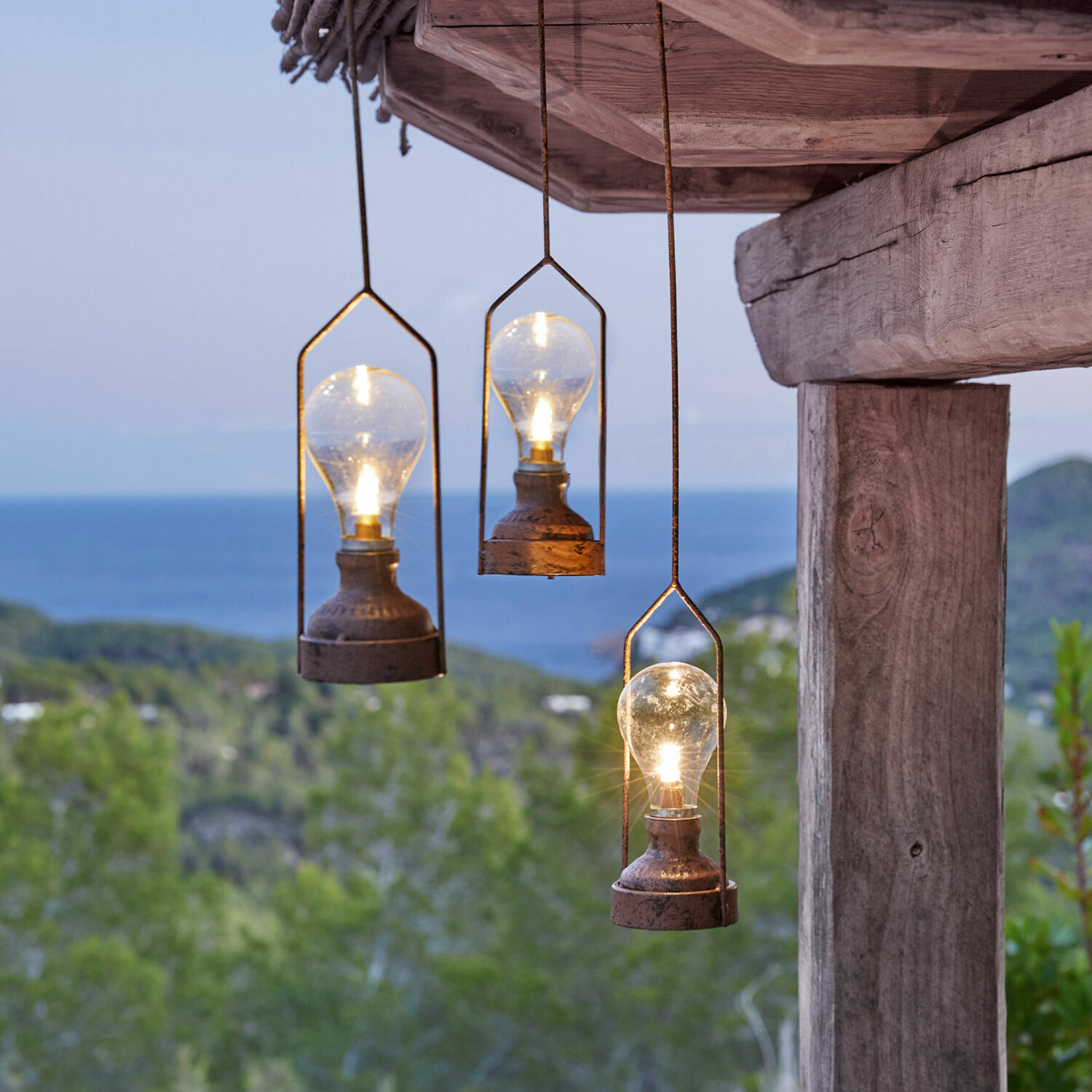 Drie hangende metalen lampen met gloeilampen voor groen bos en zee, buitenverlichting