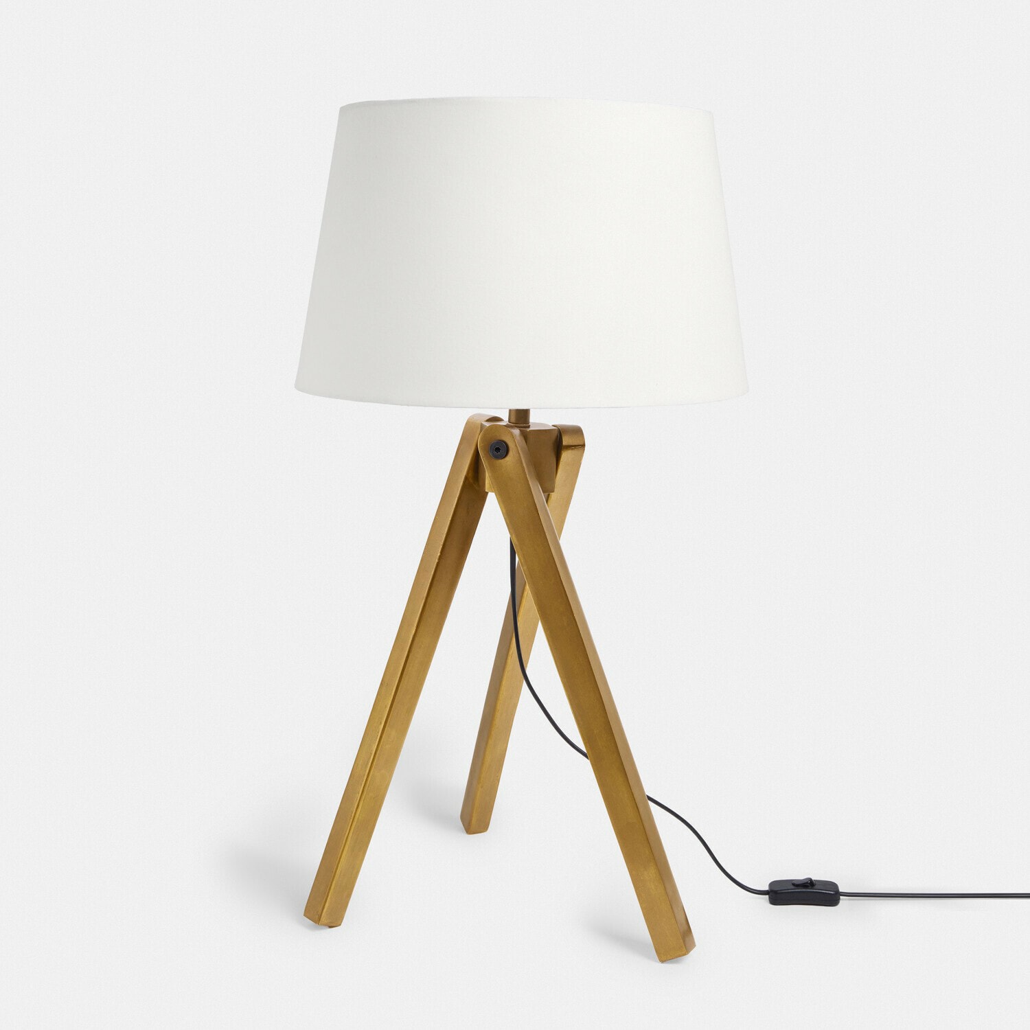 Tafellamp met witte kap en gouden houten driepootvoet voor moderne woonkamer