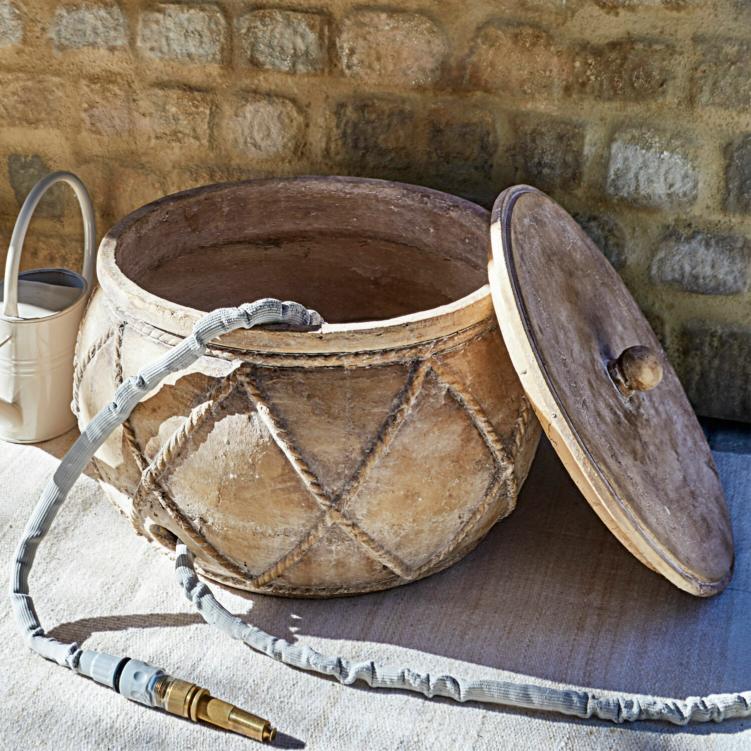 Grote beige keramische pot met deksel en geometrisch patroon, decoratieve opbergpot