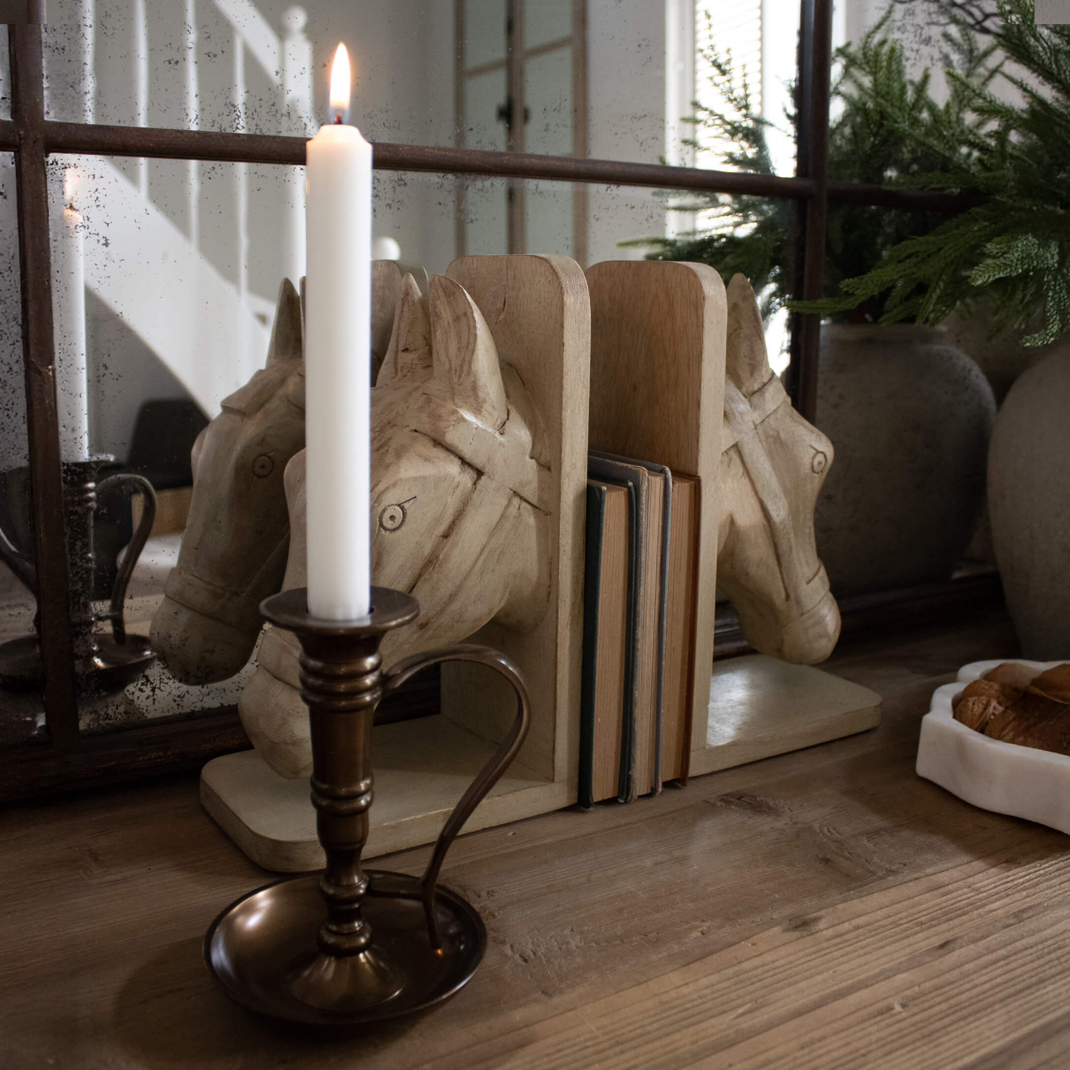 Houten boekensteunen met paardenhoofd in natuurlijke kleur op een rustieke houten tafel