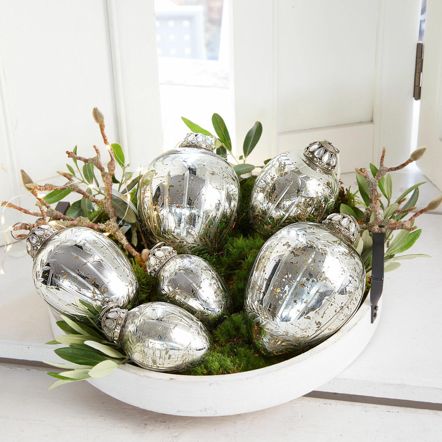 Paasei set van 6 Lacul Decoratieve zilveren glazen kerstballen met patroon in witte schaal met groene bladeren en mos