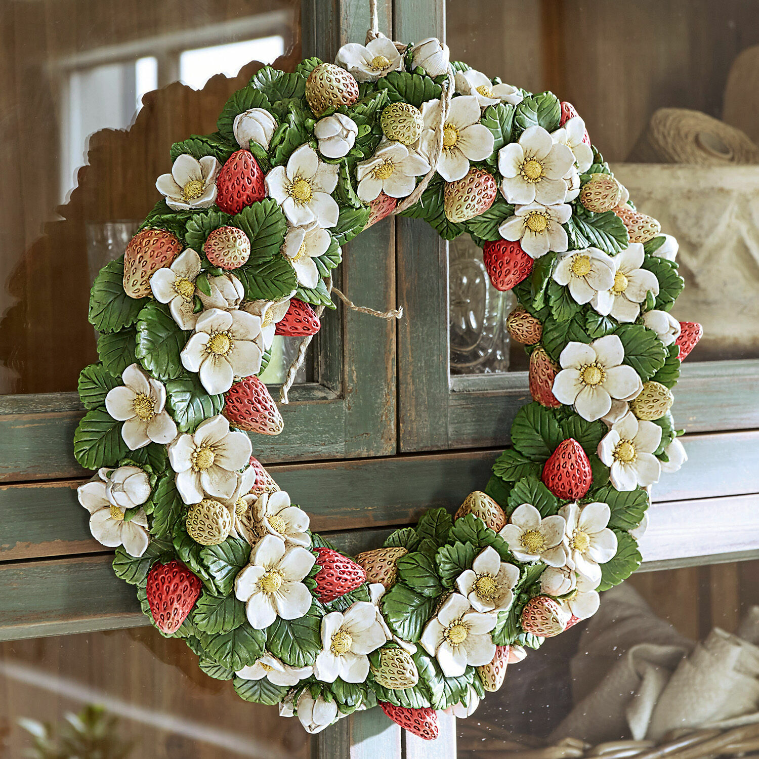 Krans Strawberry Decoratieve krans met witte bloemen en rode en gele aardbeien op groene bladeren, wanddecoratie
