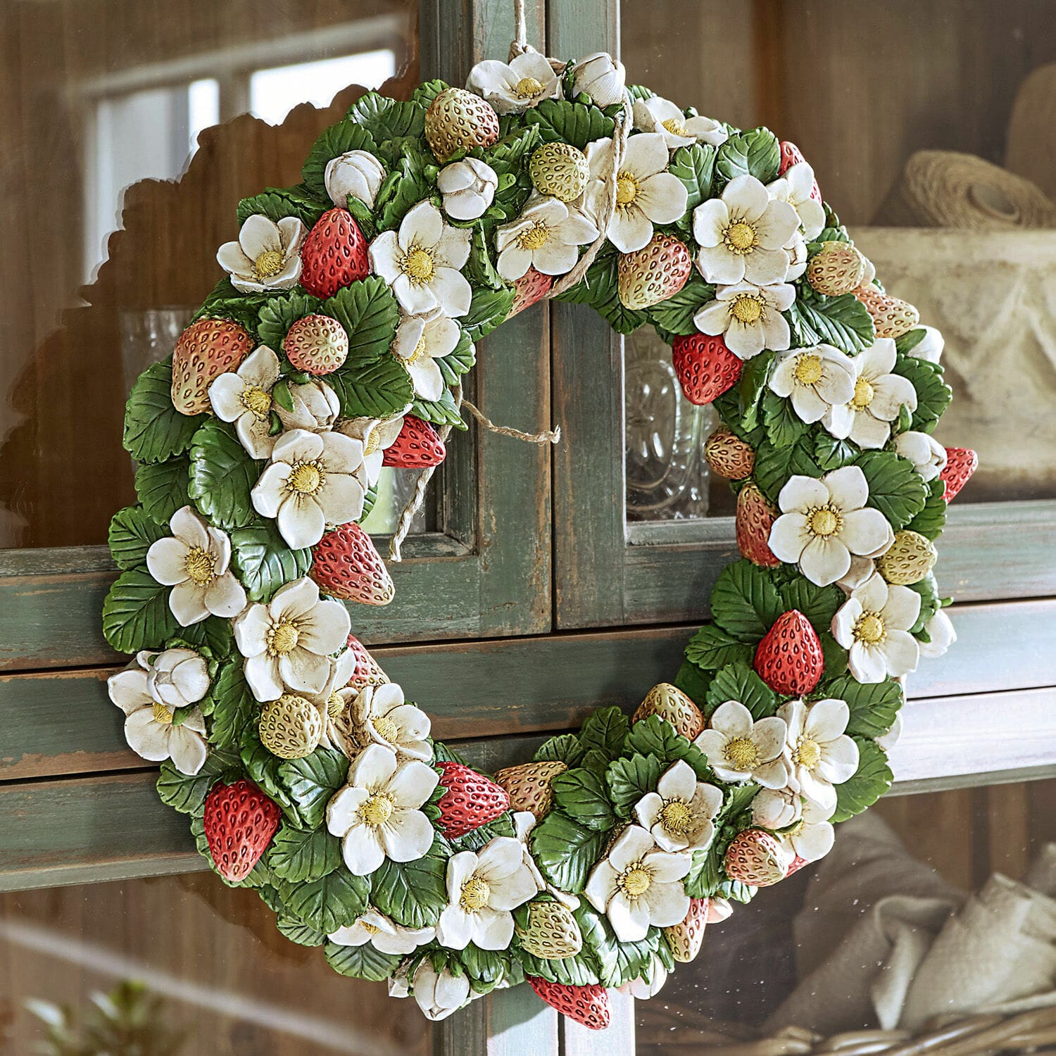 Krans Strawberry Decoratieve krans met witte bloemen en rode en gele aardbeien op groene bladeren, wanddecoratie