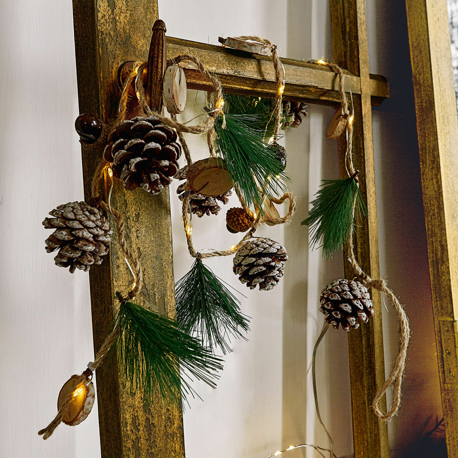 Lichtsnoer Clay Kerstguirlande met dennenappels, groene takken en LED-lichtjes aan juten touw voor interieurdecoratie