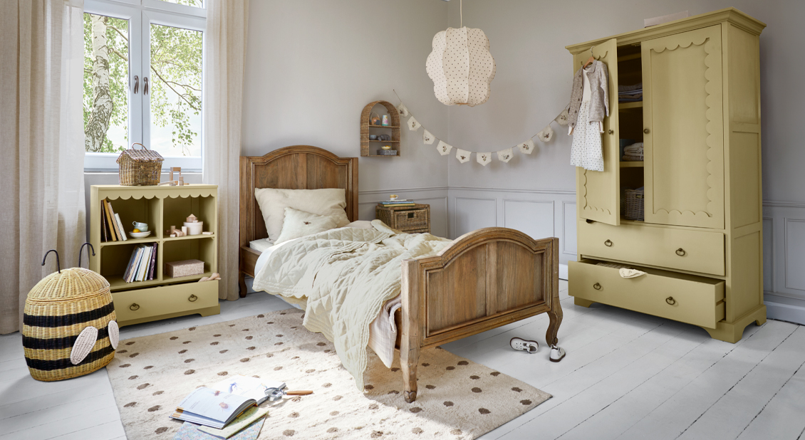 Gezellige kinderkamer met houten bed en gele kast met bijenaccenten
