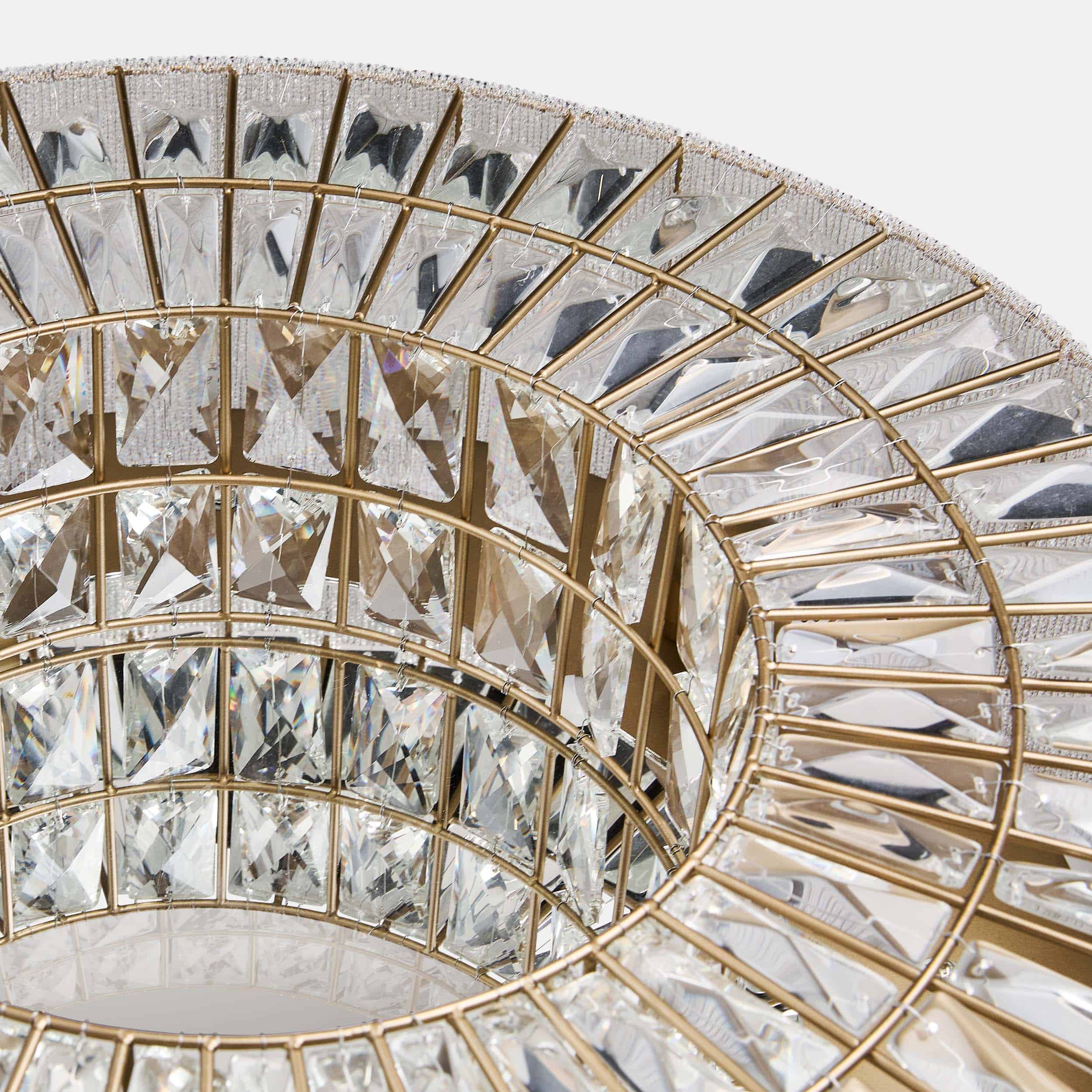 Decoratieve lamp van helder glas en goudkleurig metaal, stijlvol design voor interieur