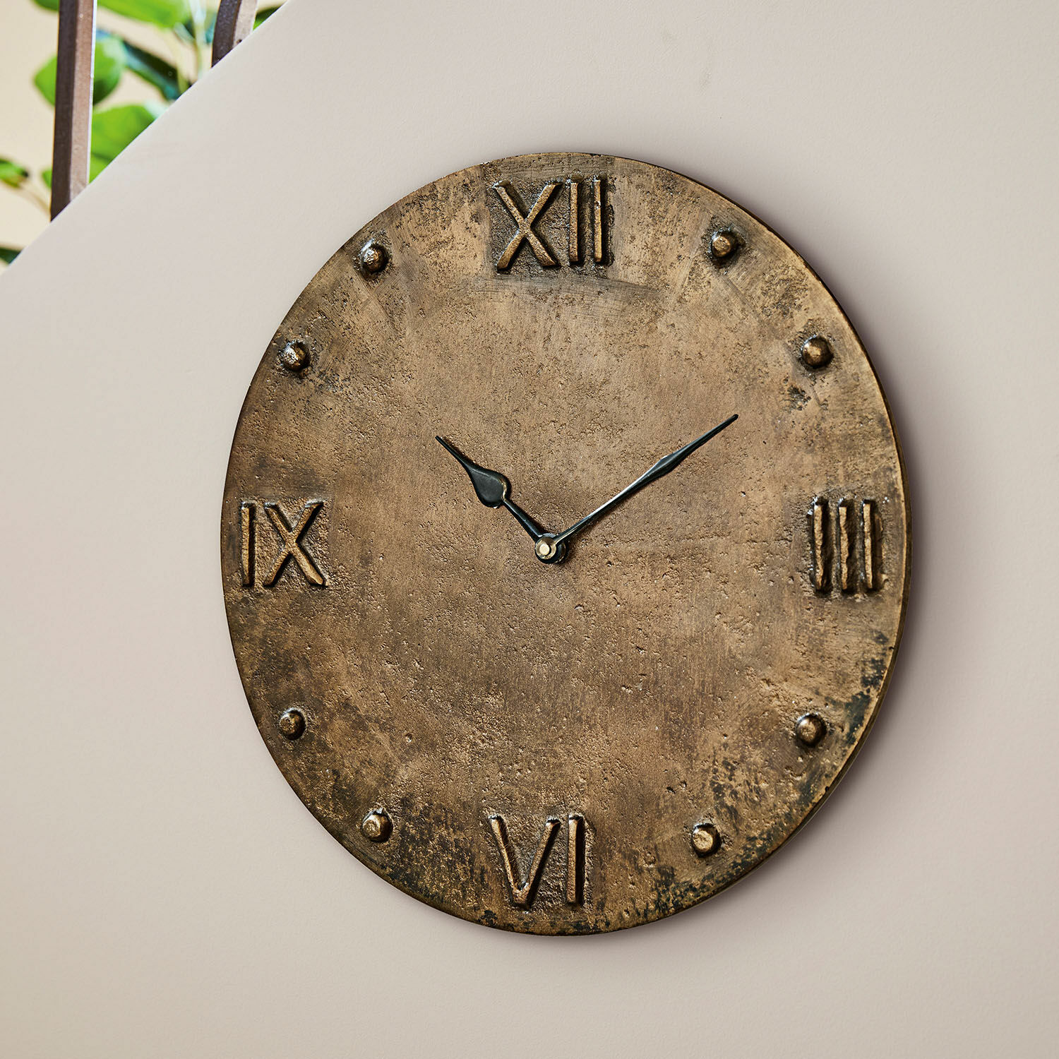 Klok Kaleens Ronde metalen wandklok in antiek goud met Romeinse cijfers en zwarte wijzers