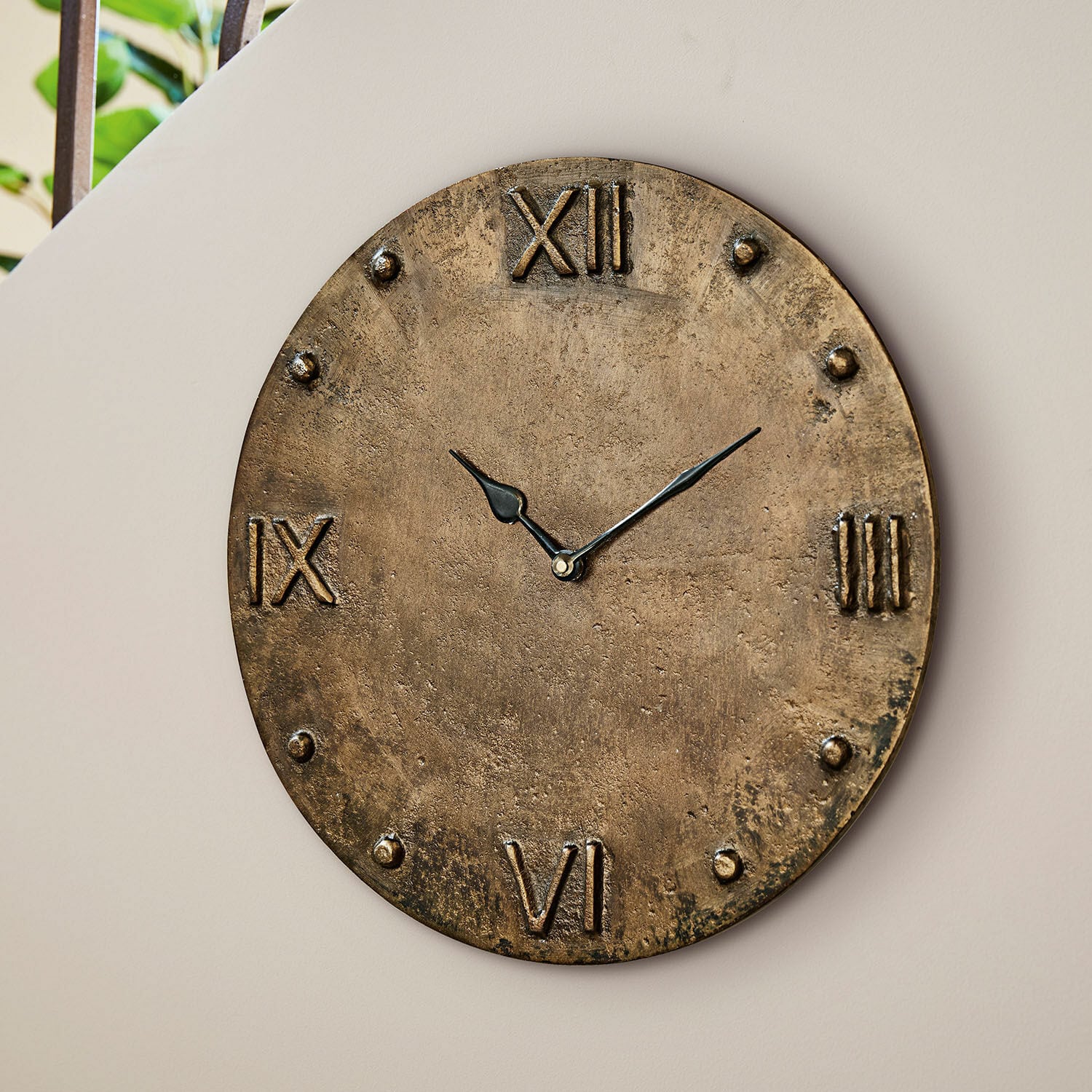 Klok Kaleens Ronde metalen wandklok in antiek goud met Romeinse cijfers en zwarte wijzers