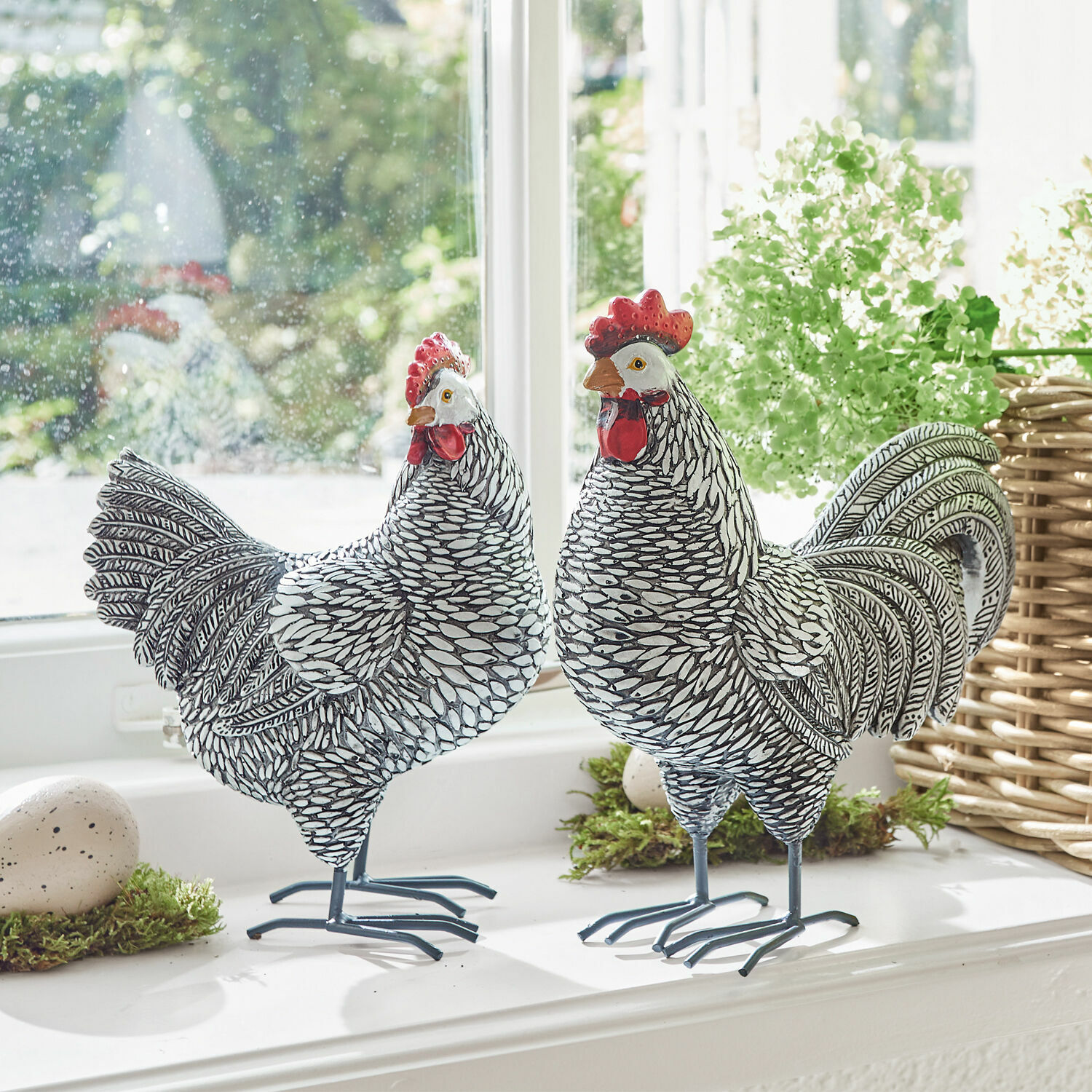Decoratieve kip set van 2 Mannis Decoratieve metalen beelden van haan en hen in zwart-wit op vensterbank met groen planten