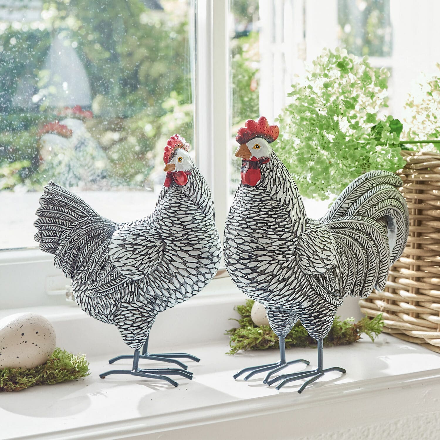 Decoratieve kip set van 2 Mannis Decoratieve metalen beelden van haan en hen in zwart-wit op vensterbank met groen planten