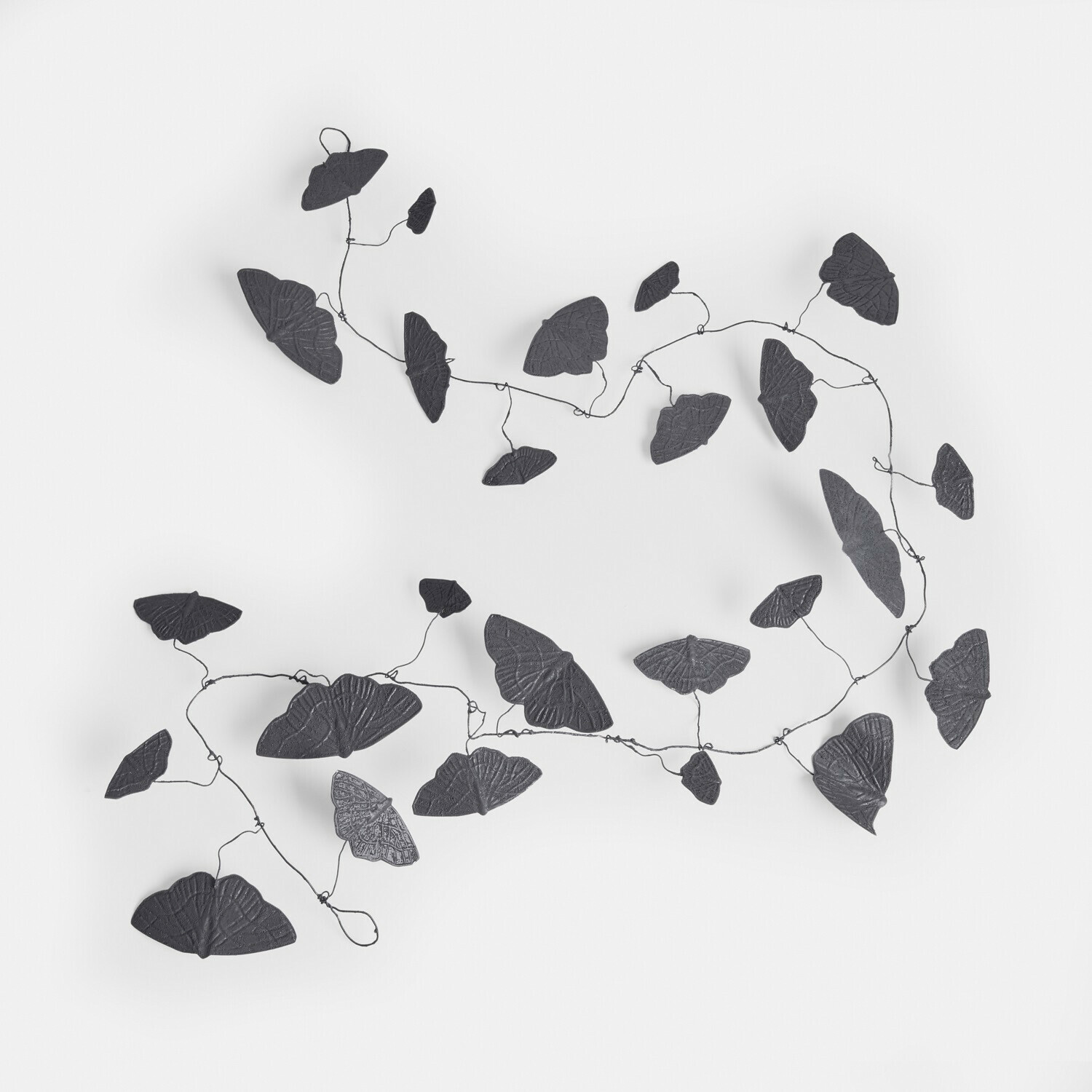 Guirlande Orlenaith Wanddecoratie van zwarte metalen vlinders aan dunne draden, modern design voor interieur