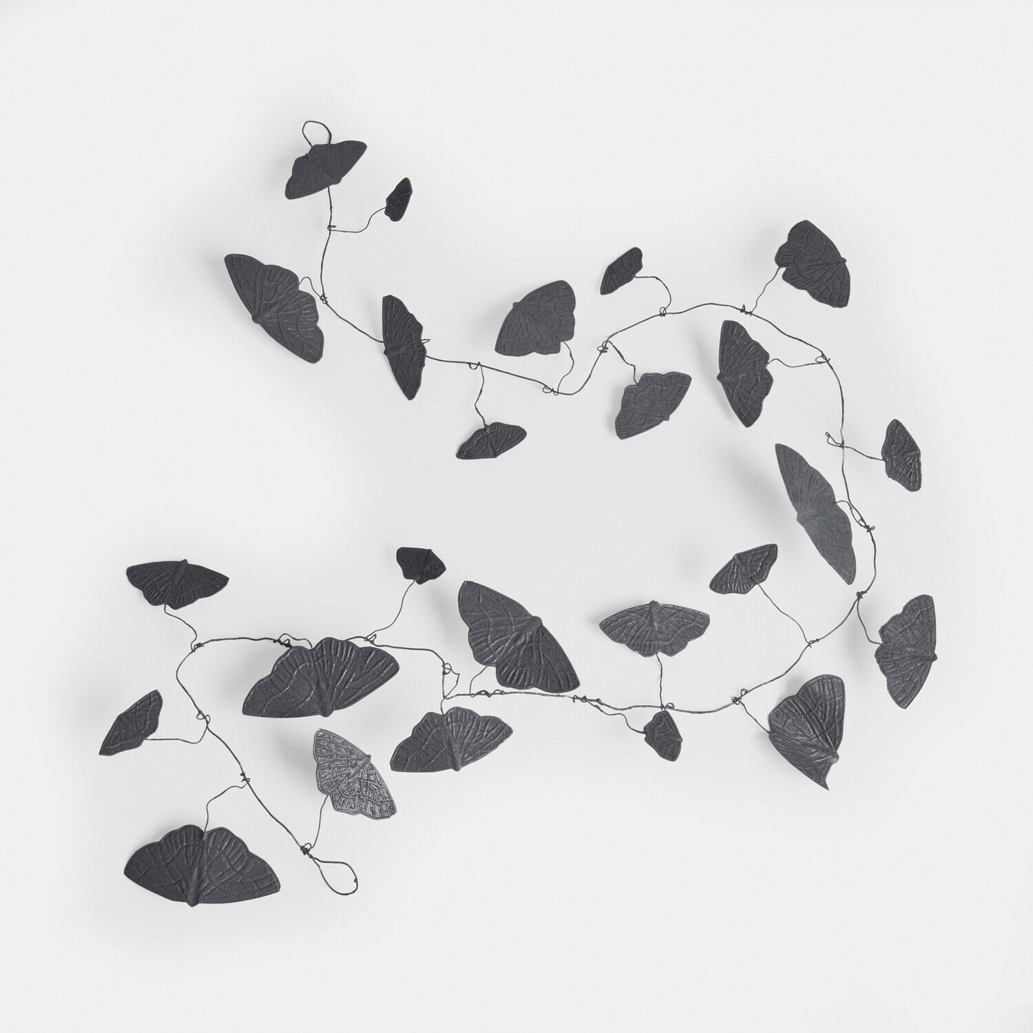 Guirlande Orlenaith Wanddecoratie van zwarte metalen vlinders aan dunne draden, modern design voor interieur