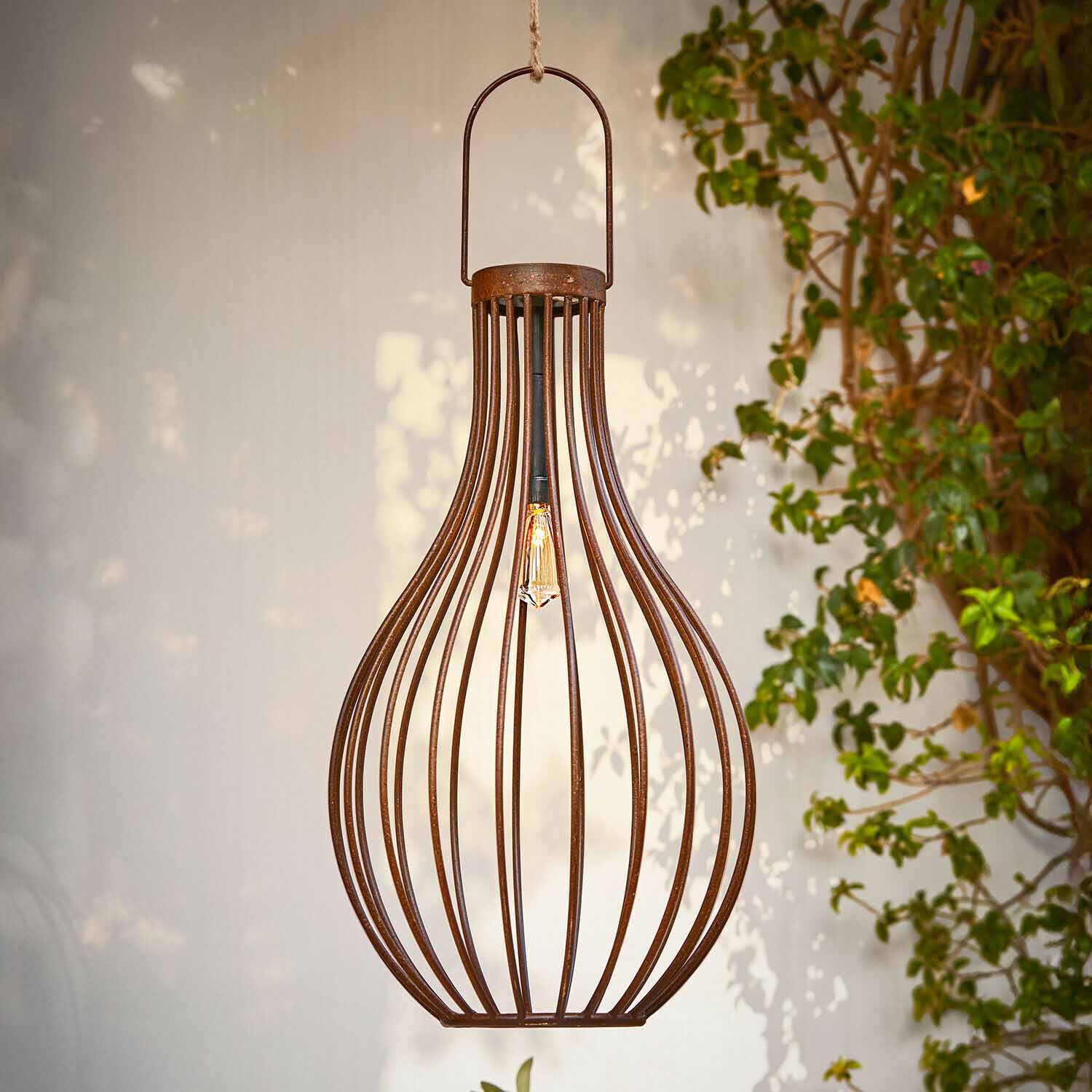Hanglamp van roestig metaal in peervorm met zichtbare lamp, decoratieve tuinverlichting