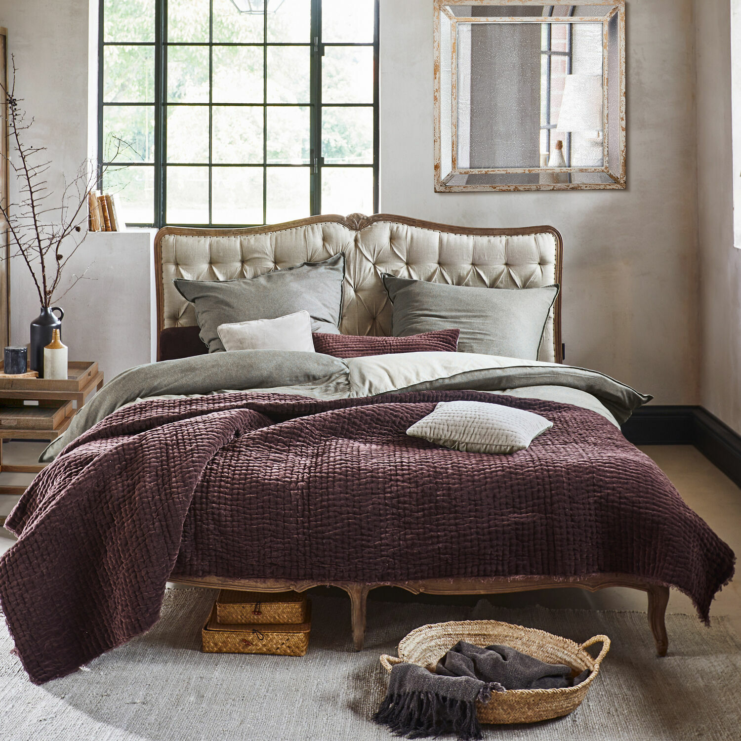 Bed Declaire Bed met beige gestoffeerd hoofdeinde en paarse gewatteerde deken in vintage stijl