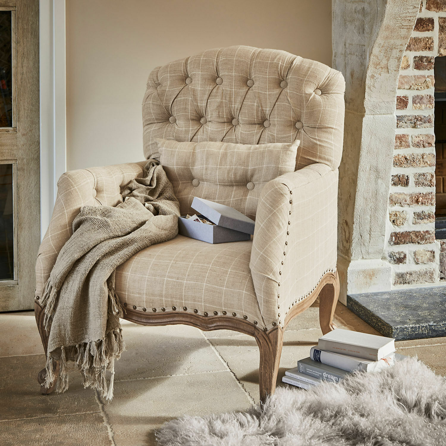 Fauteuil Leonardsown Beige geruit gestoffeerde fauteuil met houten frame en decoratieve spijkers, gezellige woonkamerstoel