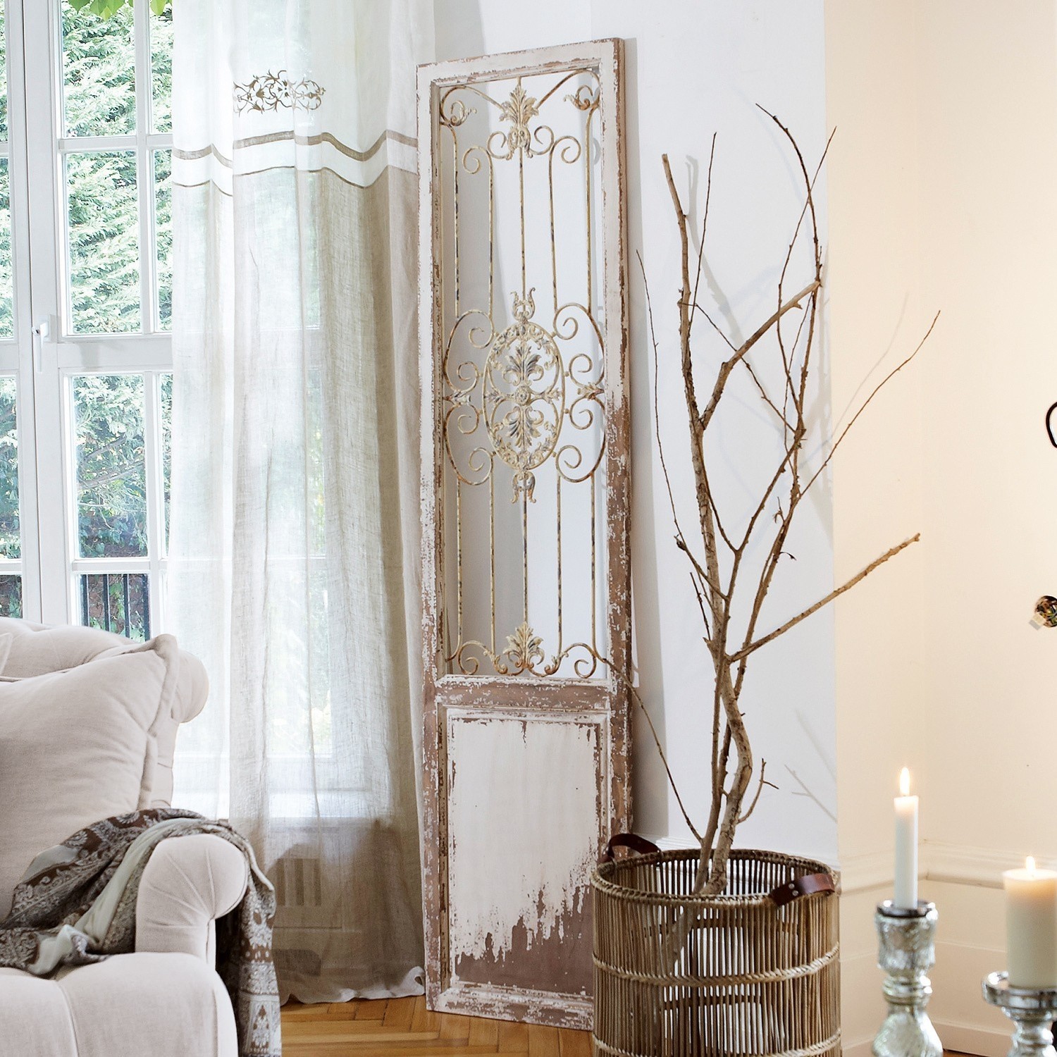Sierpaneel Versailles Rustieke wanddecoratie van metaal en hout in witte verweerde look in woonkamer