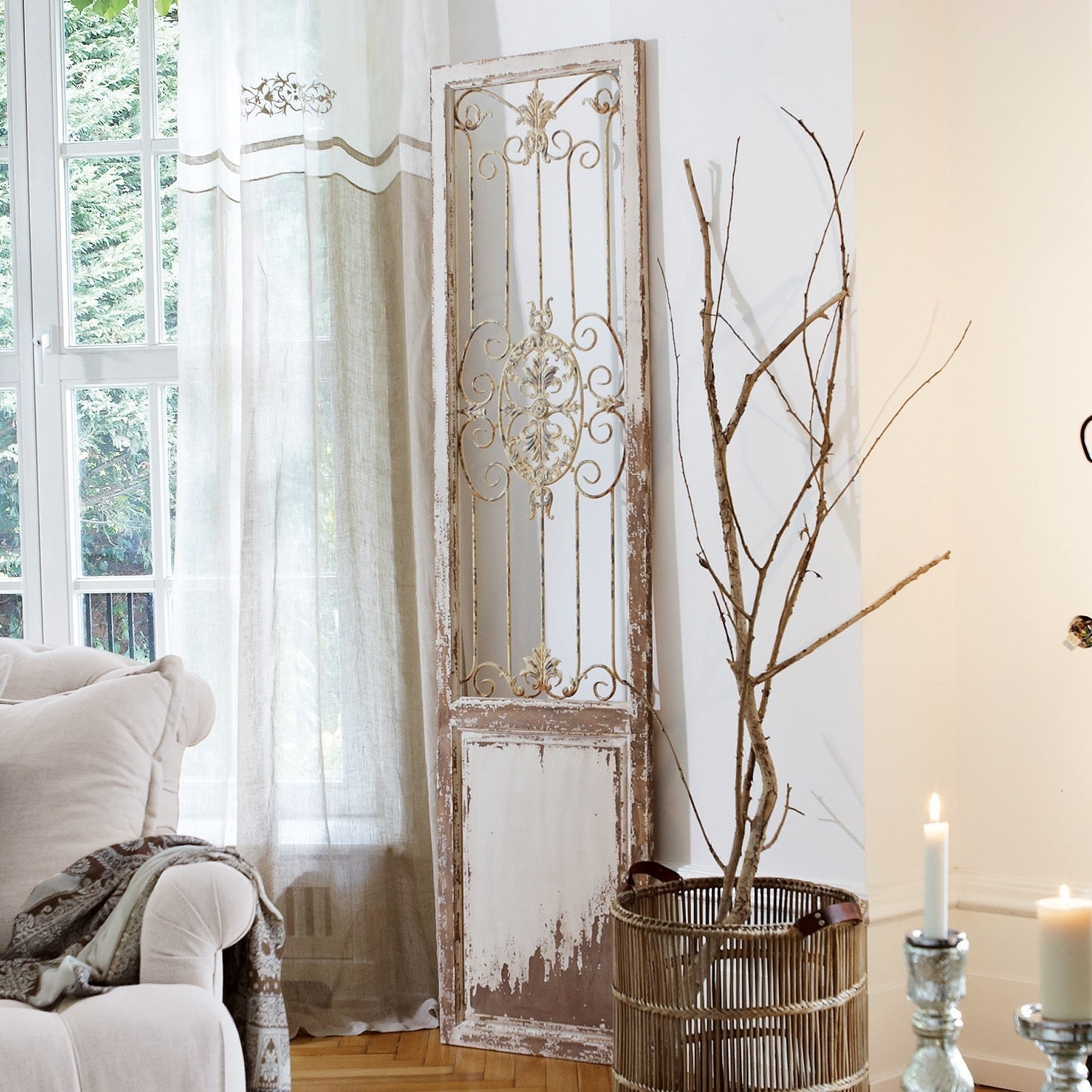Sierpaneel Versailles Rustieke wanddecoratie van metaal en hout in witte verweerde look in woonkamer