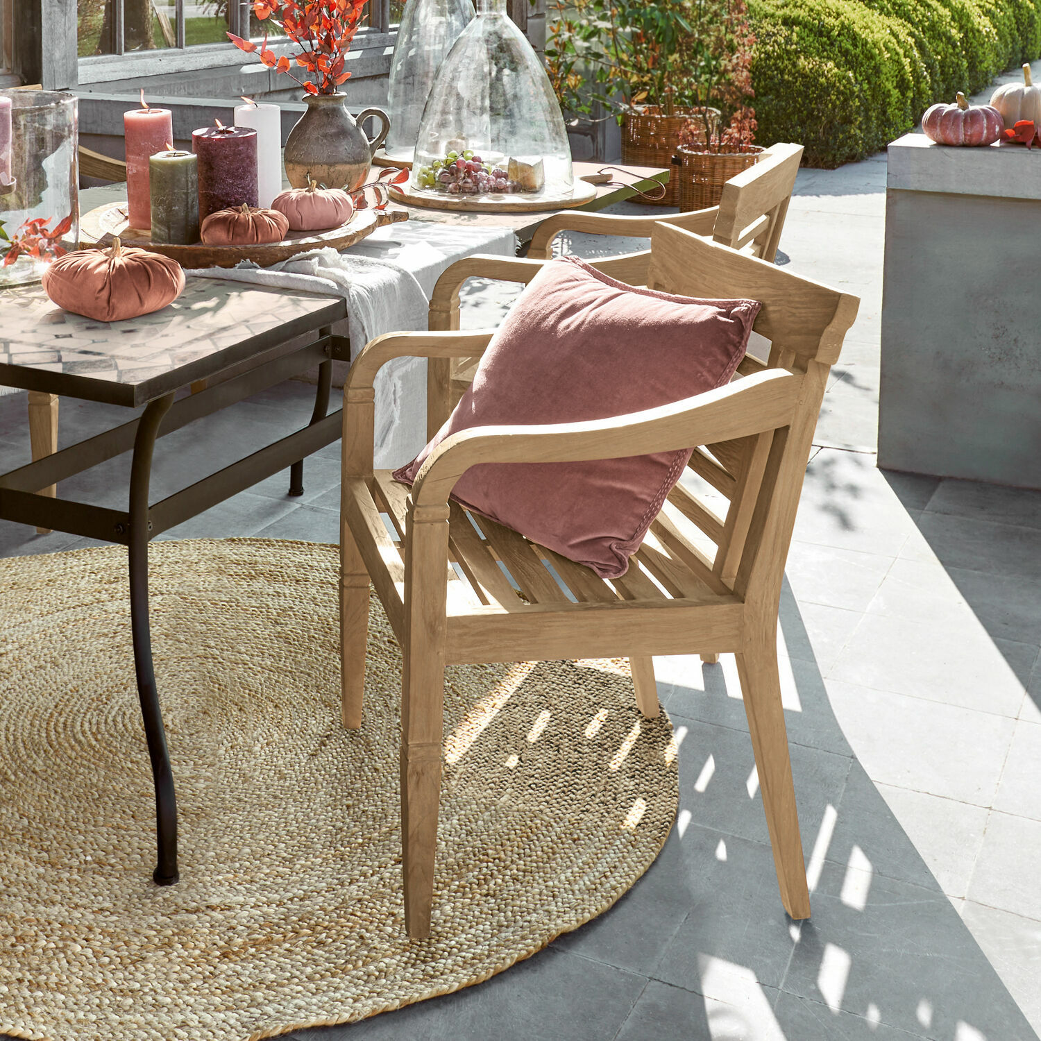 Stoel Fairwood Houten tuinstoel met roze kussen, herfstdecoratie en tafel met marmeren blad