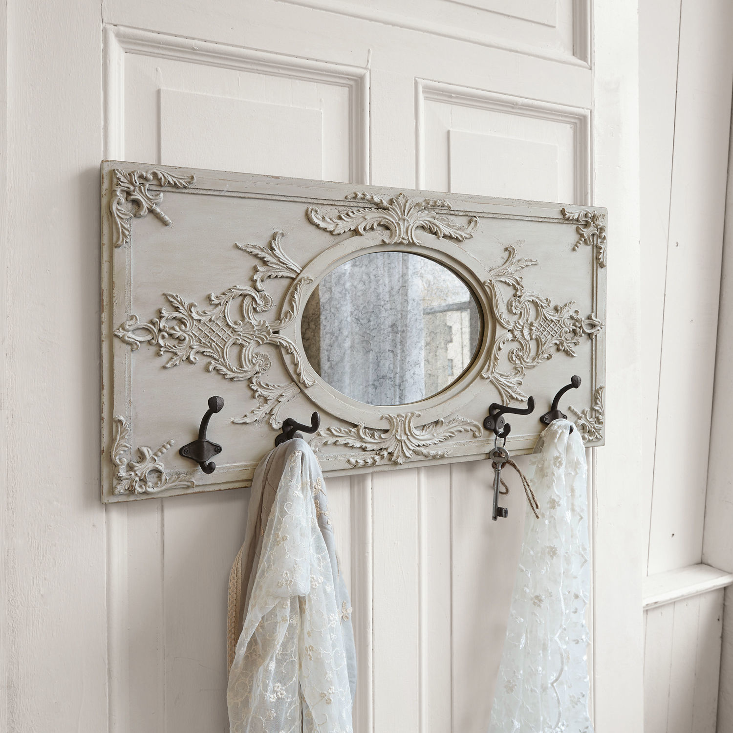 Rustieke houten wandkapstok in beige met ovale spiegel en zwarte metalen haken