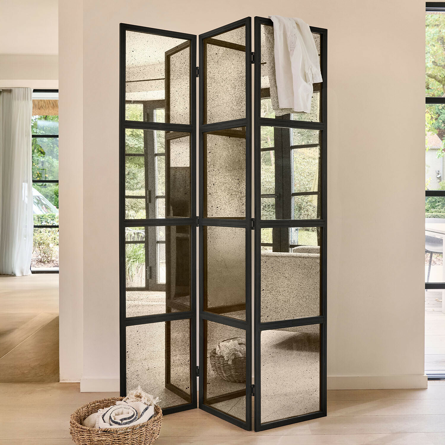 Driedelig kamerscherm met zwarte metalen lijst en verouderde spiegel, decoratief en praktisch voor interieur