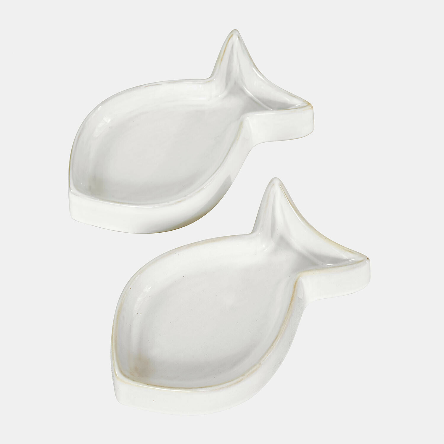 Twee witte keramische schaaltjes in visvorm, ideaal voor decoratie en het serveren van hapjes